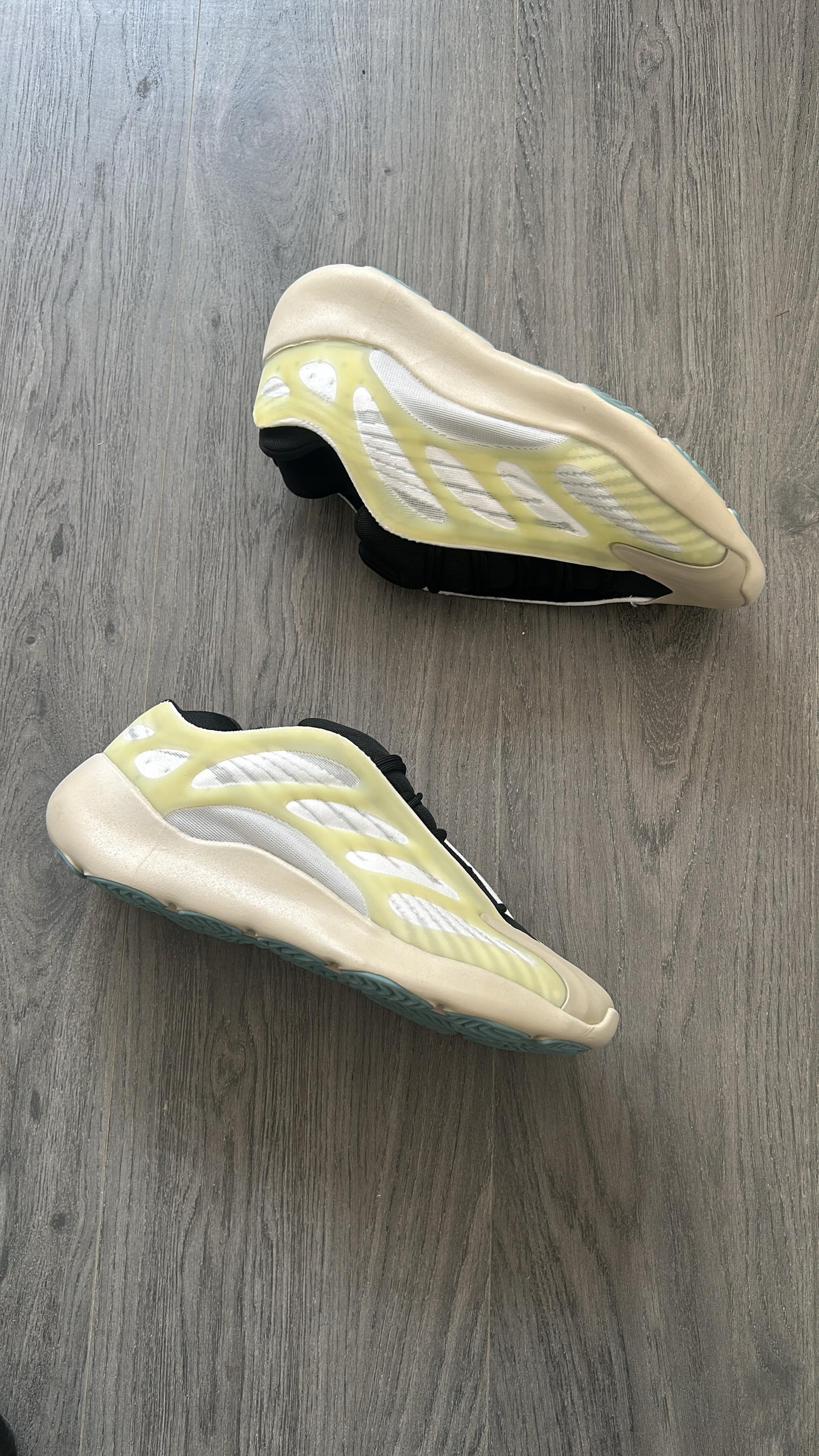 Adidas yeezy 700 v3