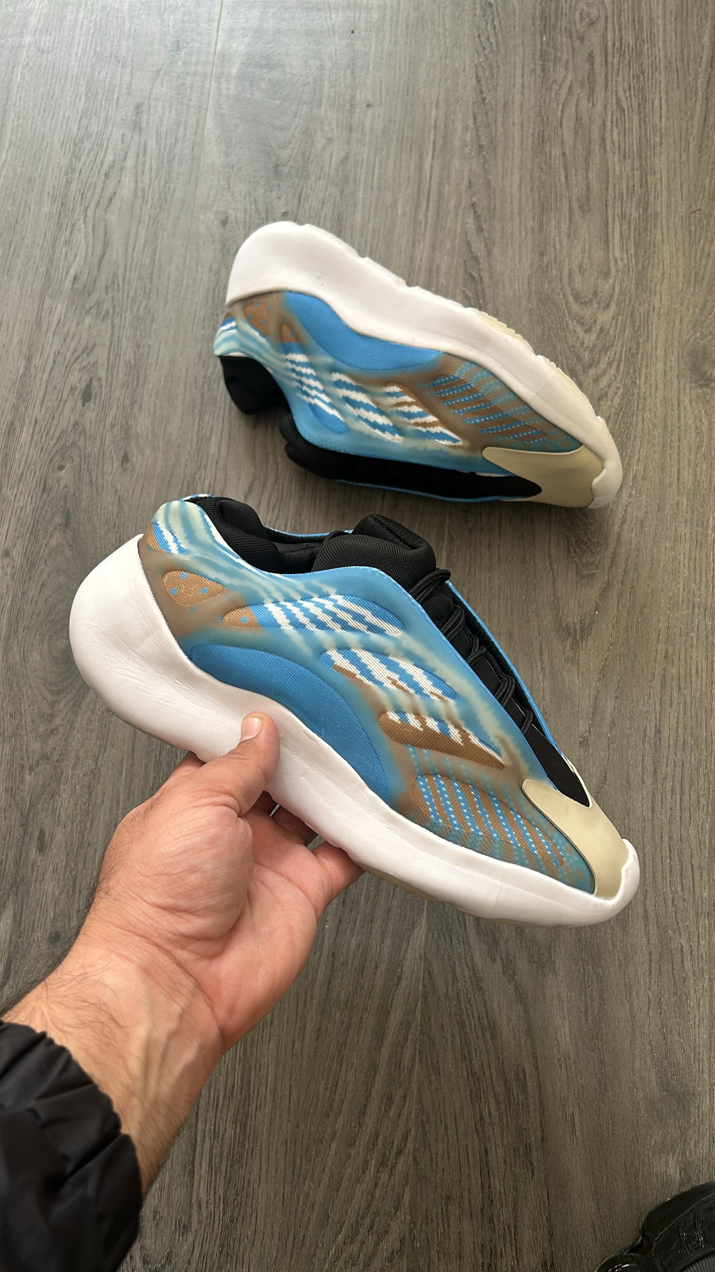 Adidas yeezy 700 v3