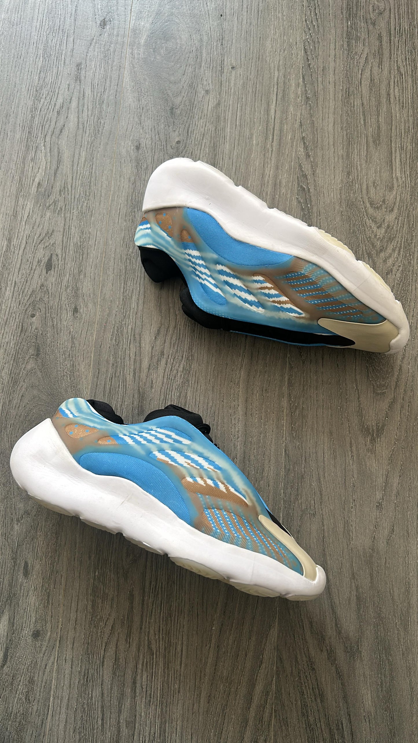 Adidas yeezy 700 v3