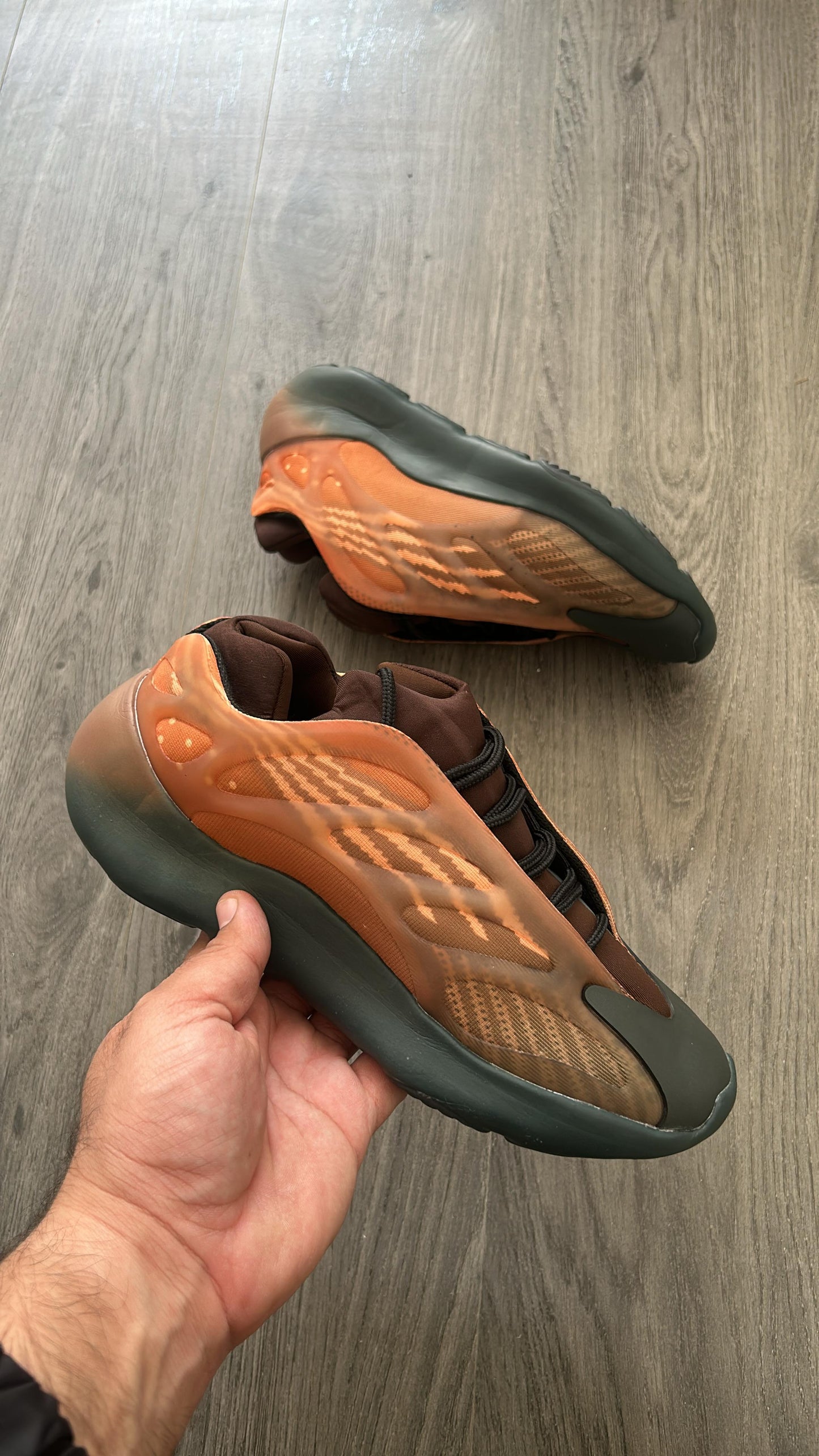 Adidas yeezy 700 v3