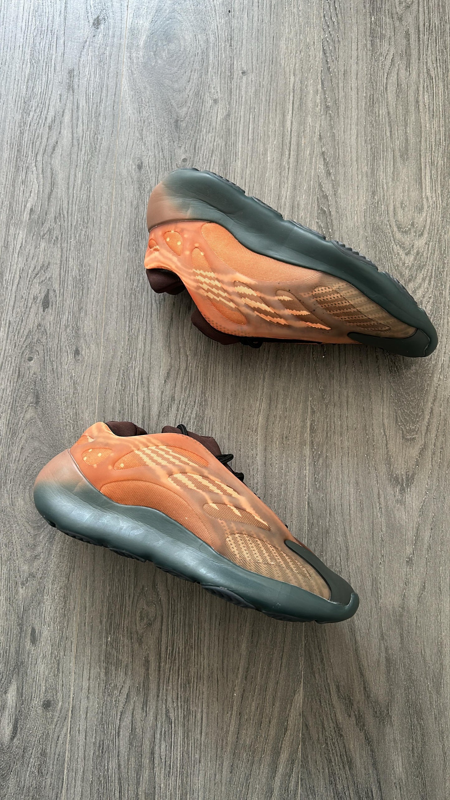 Adidas yeezy 700 v3