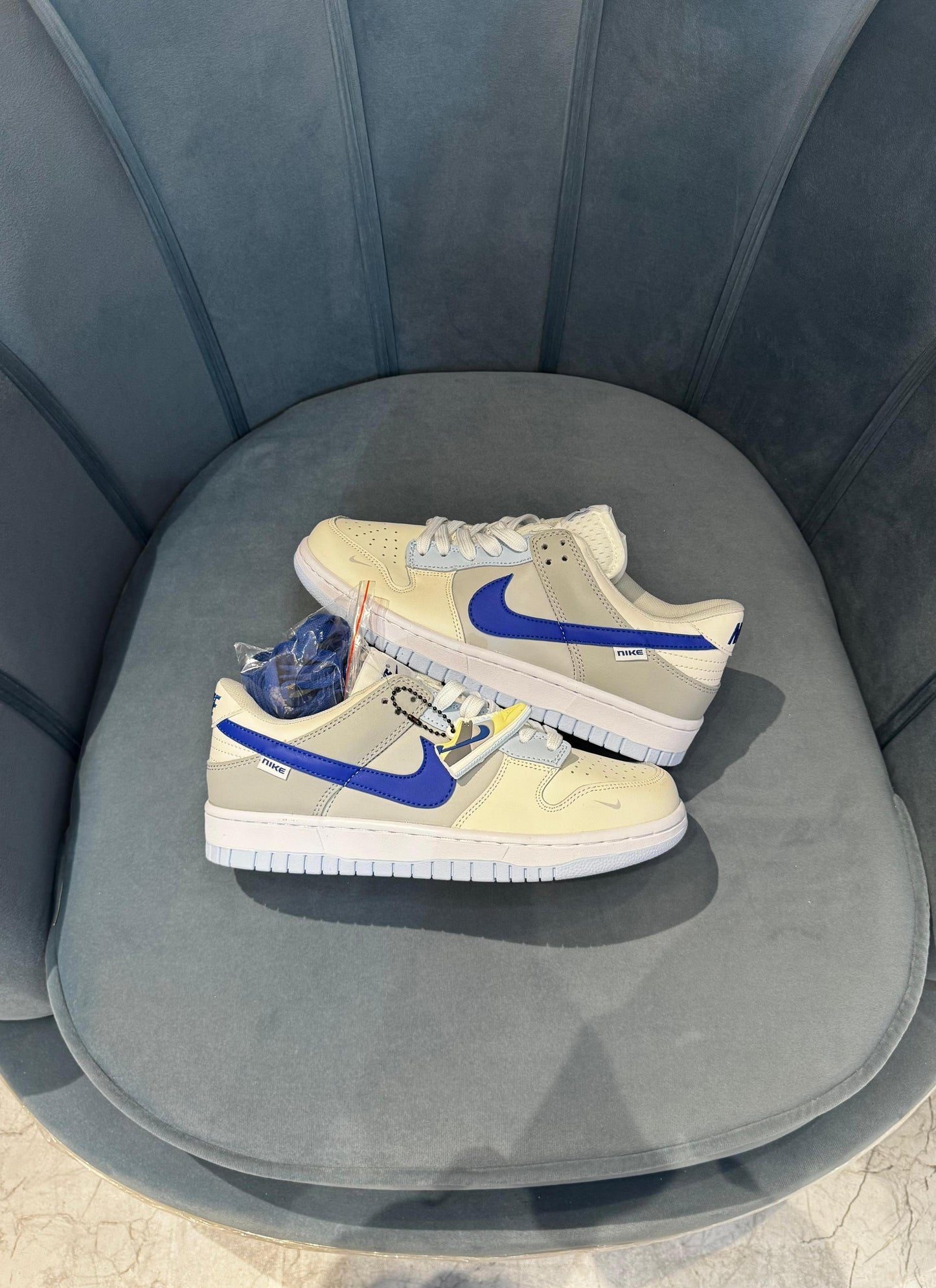 Nike sb dunk ivory hyper royal