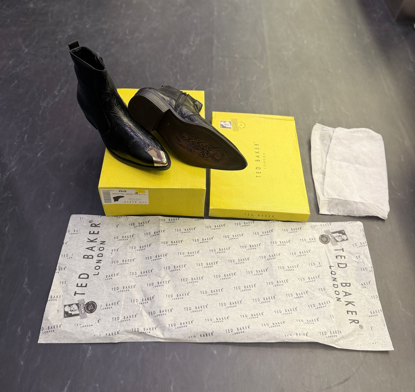 Chelsea metallic shoe