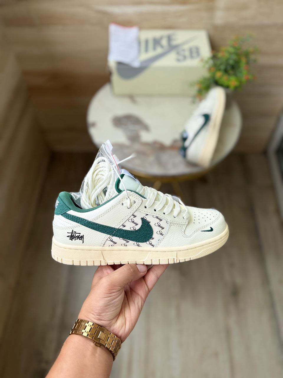 Nike sb dunk stussy white green 2025