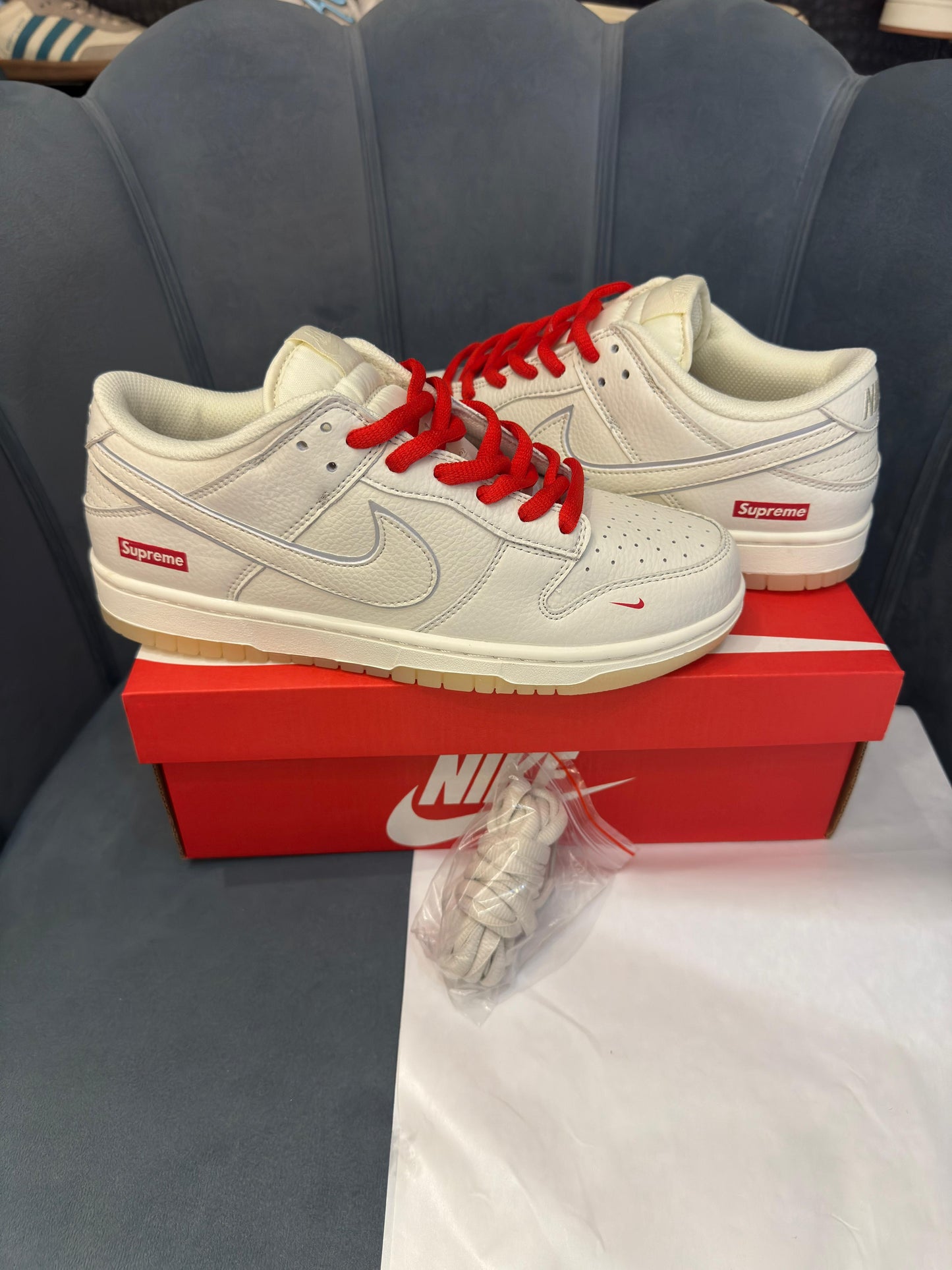 Nike sb dunk x supreme white red radium