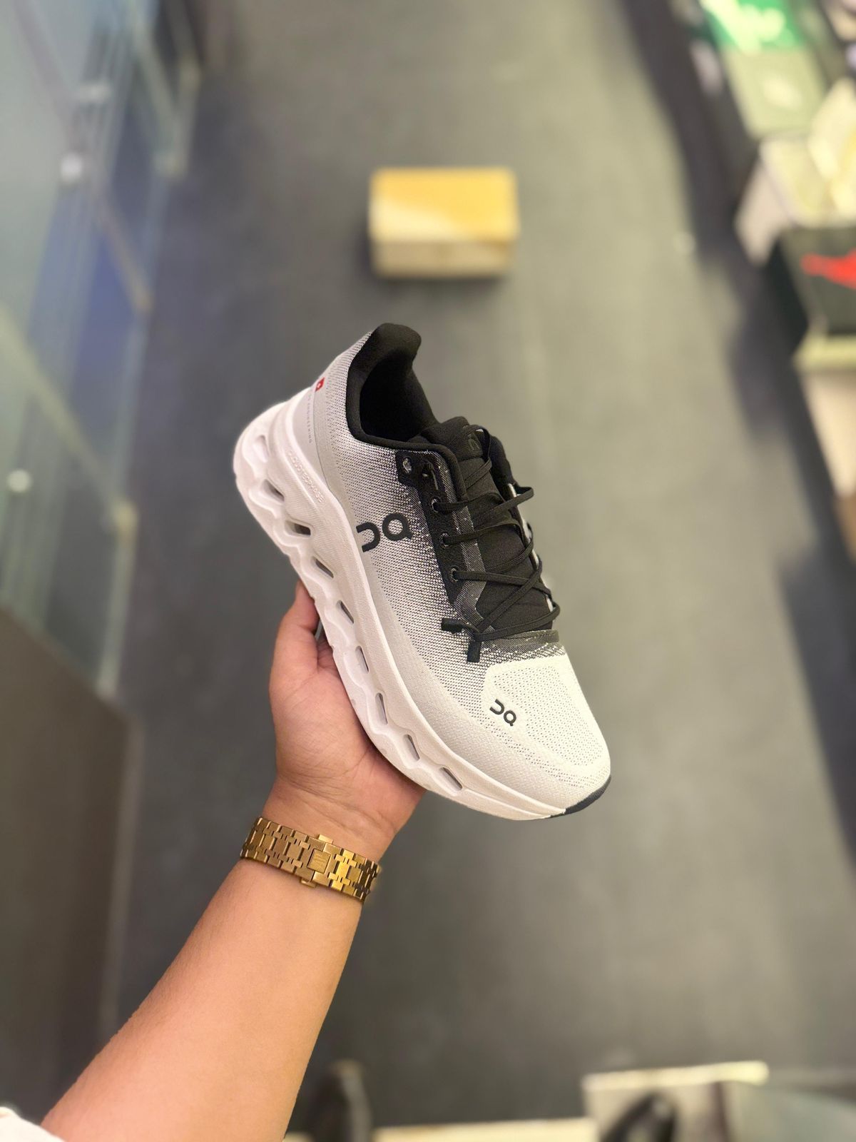 On running cloud tilt black white