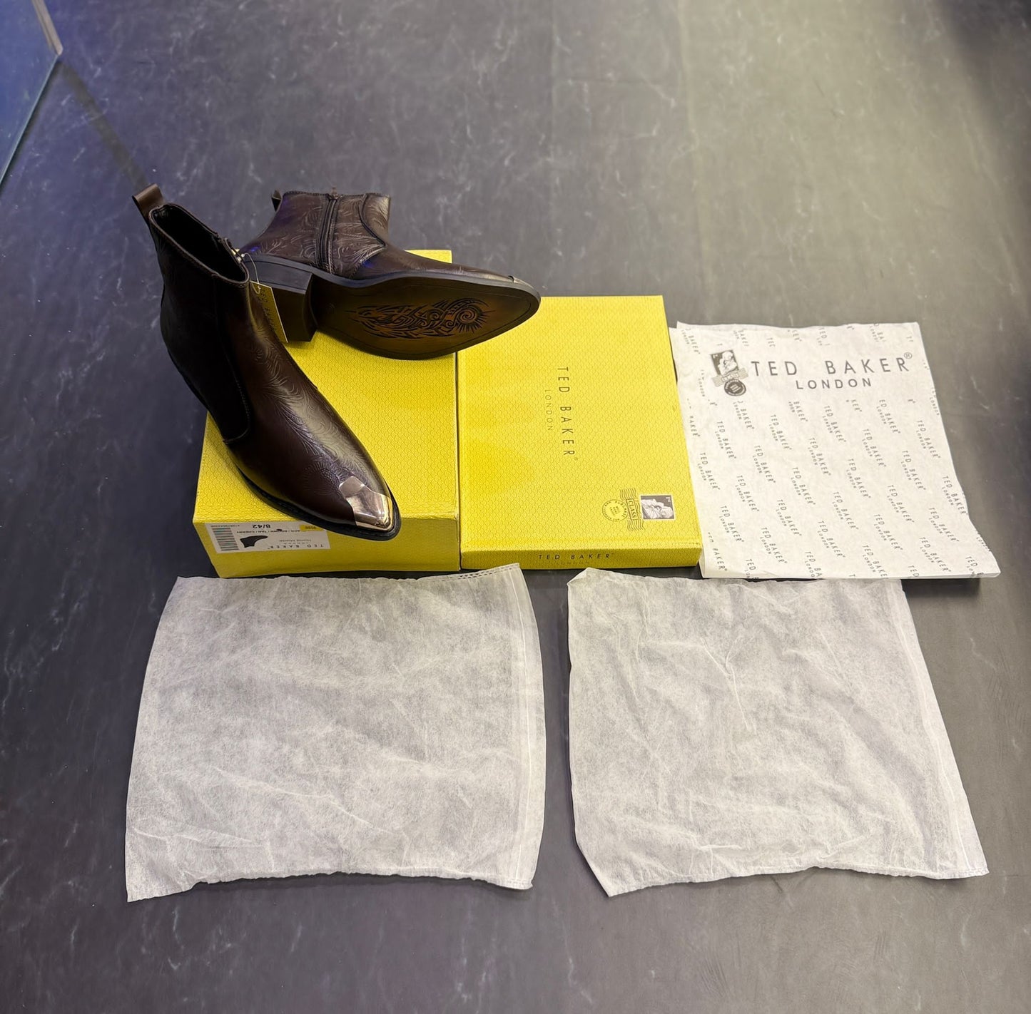 Chelsea metallic shoe