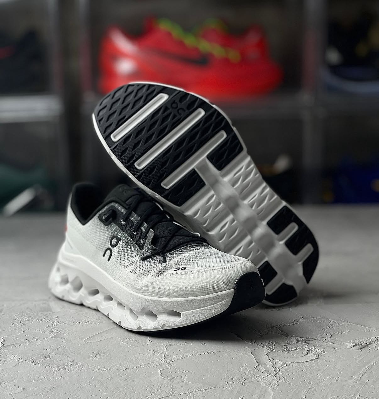 On running cloud tilt black white