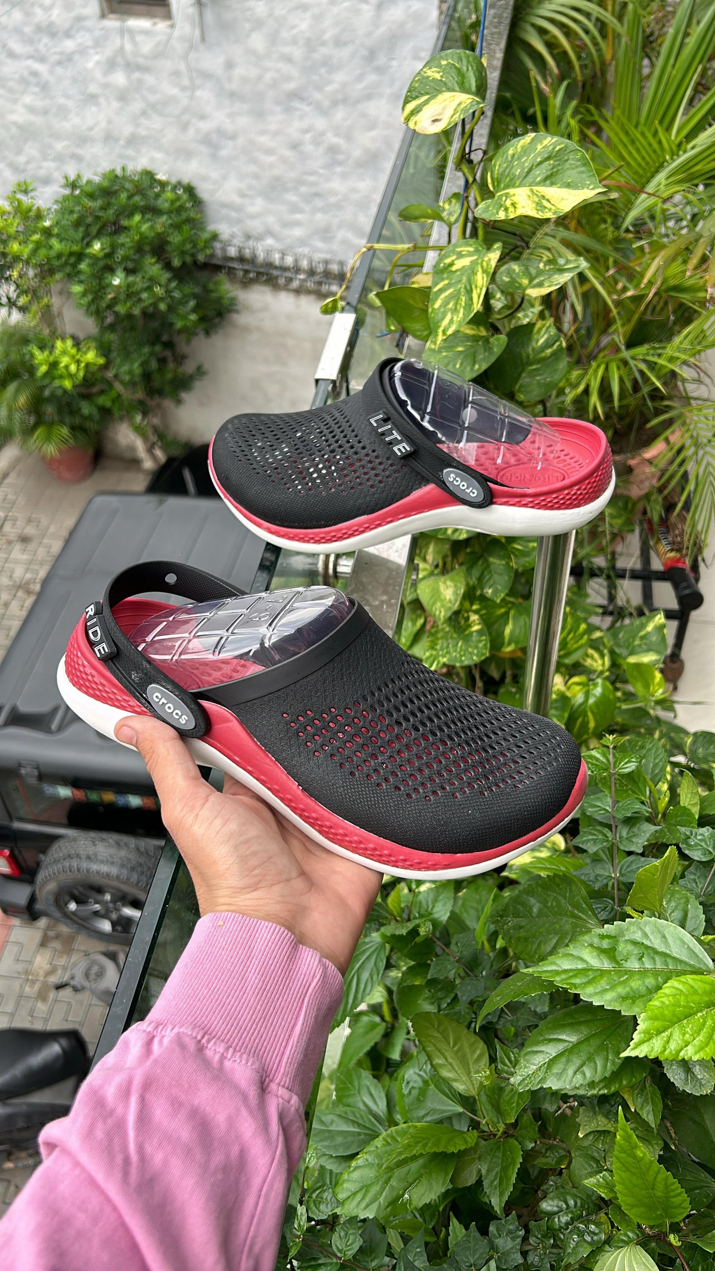 Crocs literide black with red