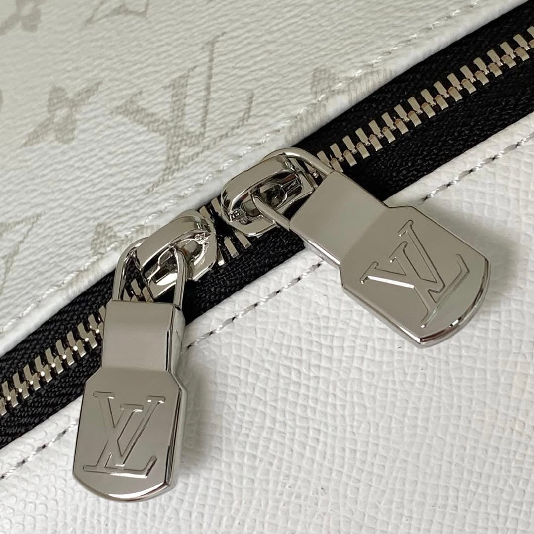 Louis Vuitton Discovery Bagpack