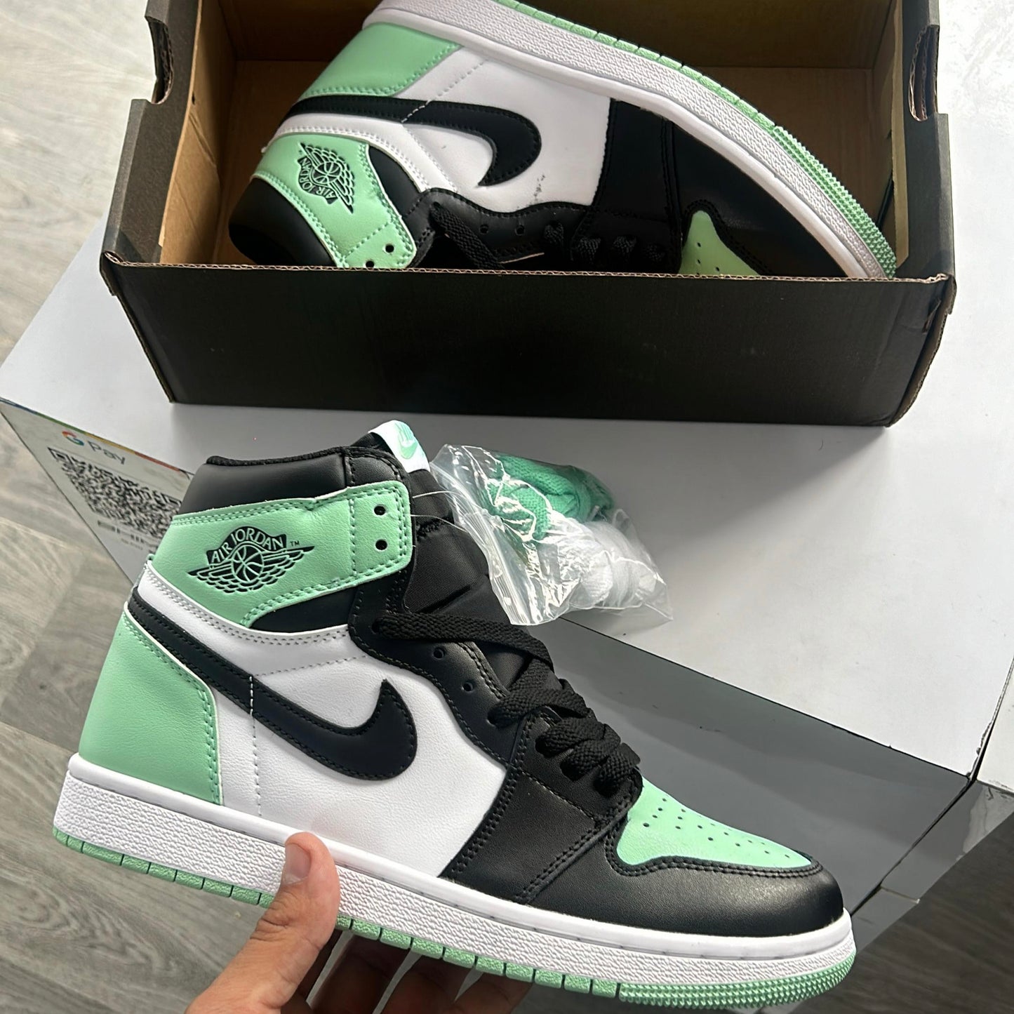 Nike air jordan 1 green glow