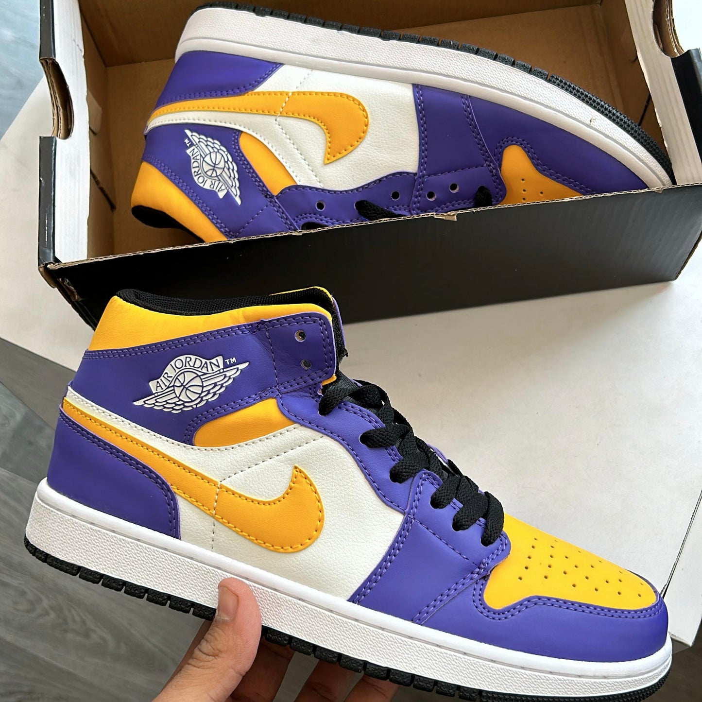 Nike air jordan 1s mid lakers