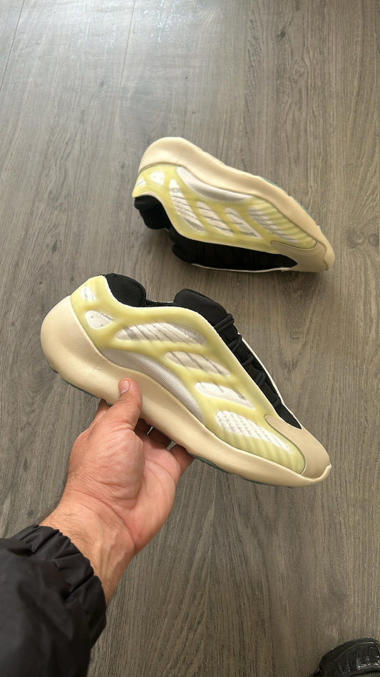 Adidas yeezy 700 v3