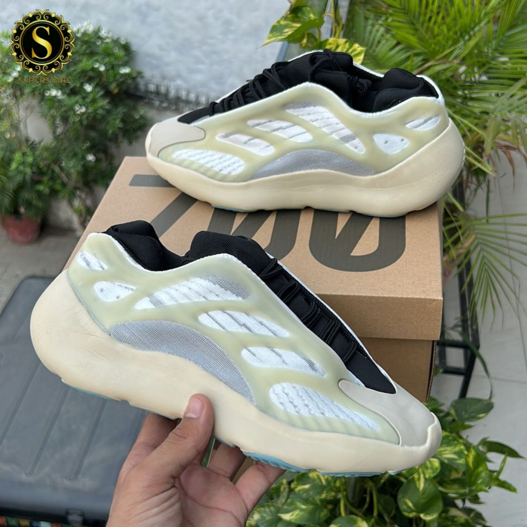 Adidas yeezy 700 v3