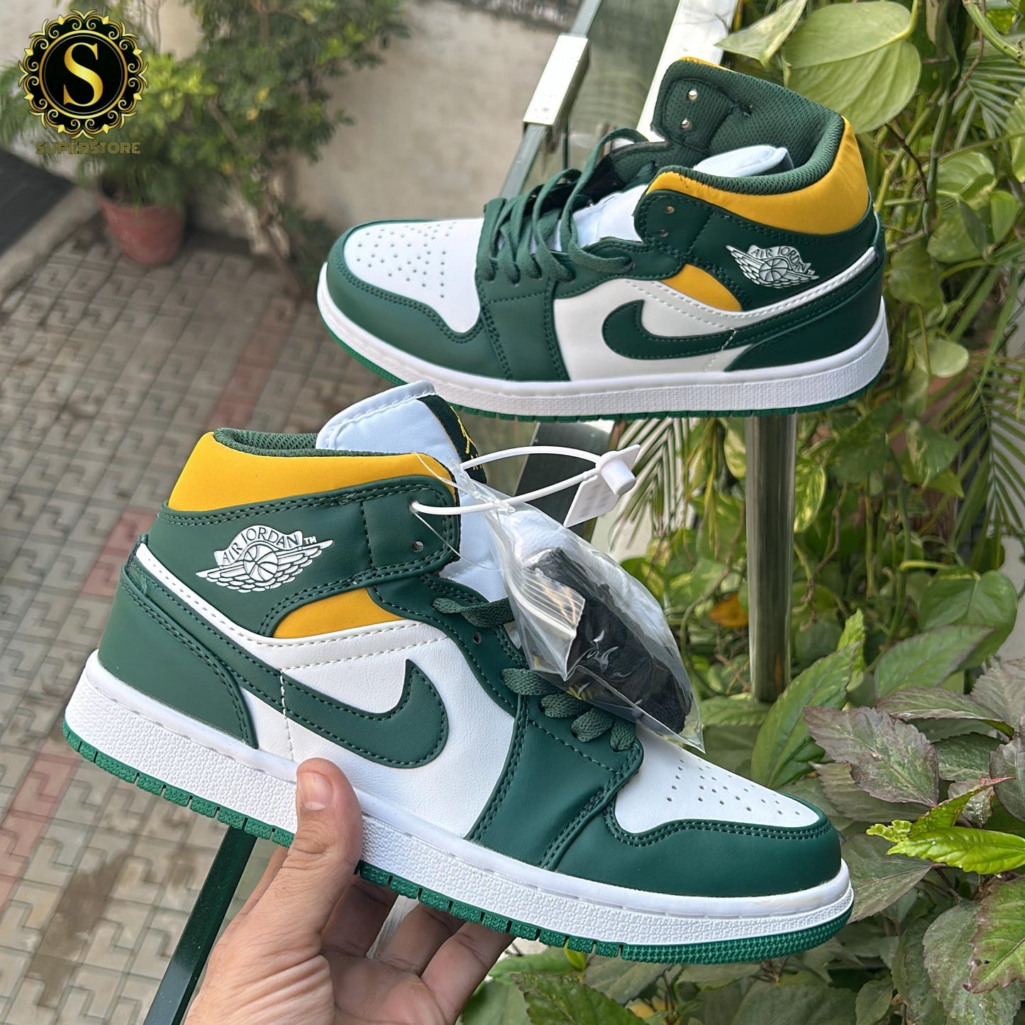 Nike air jordan 1s sonics