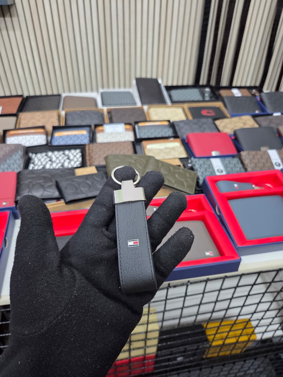Tommy Hilfiger wallet + keychain combo