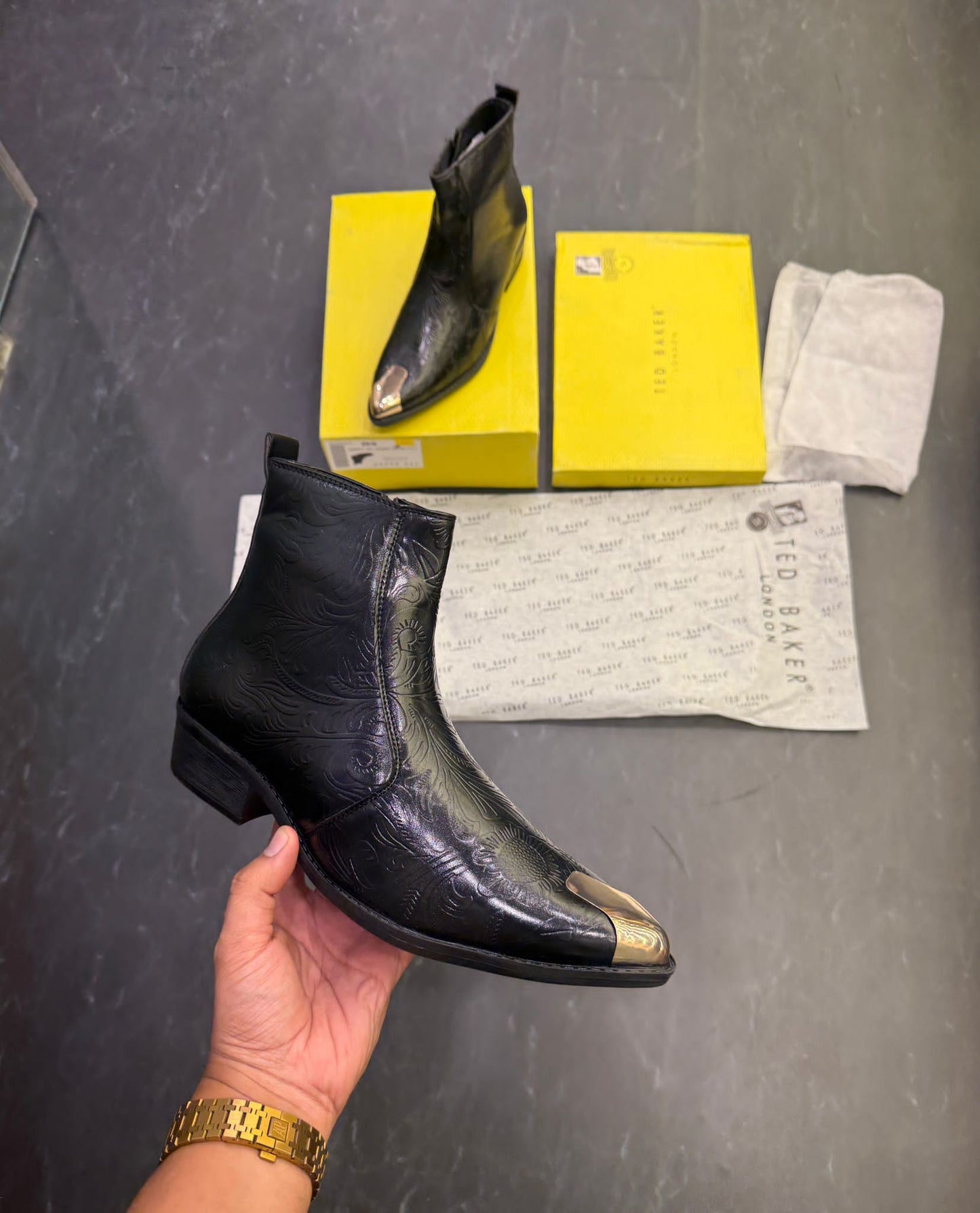 Chelsea metallic shoe