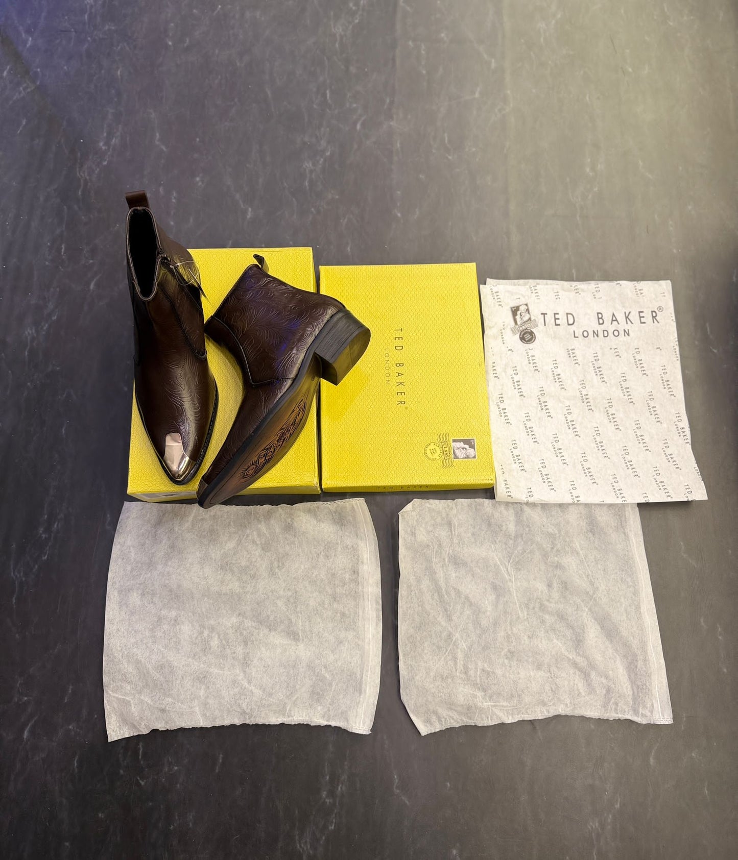 Chelsea metallic shoe