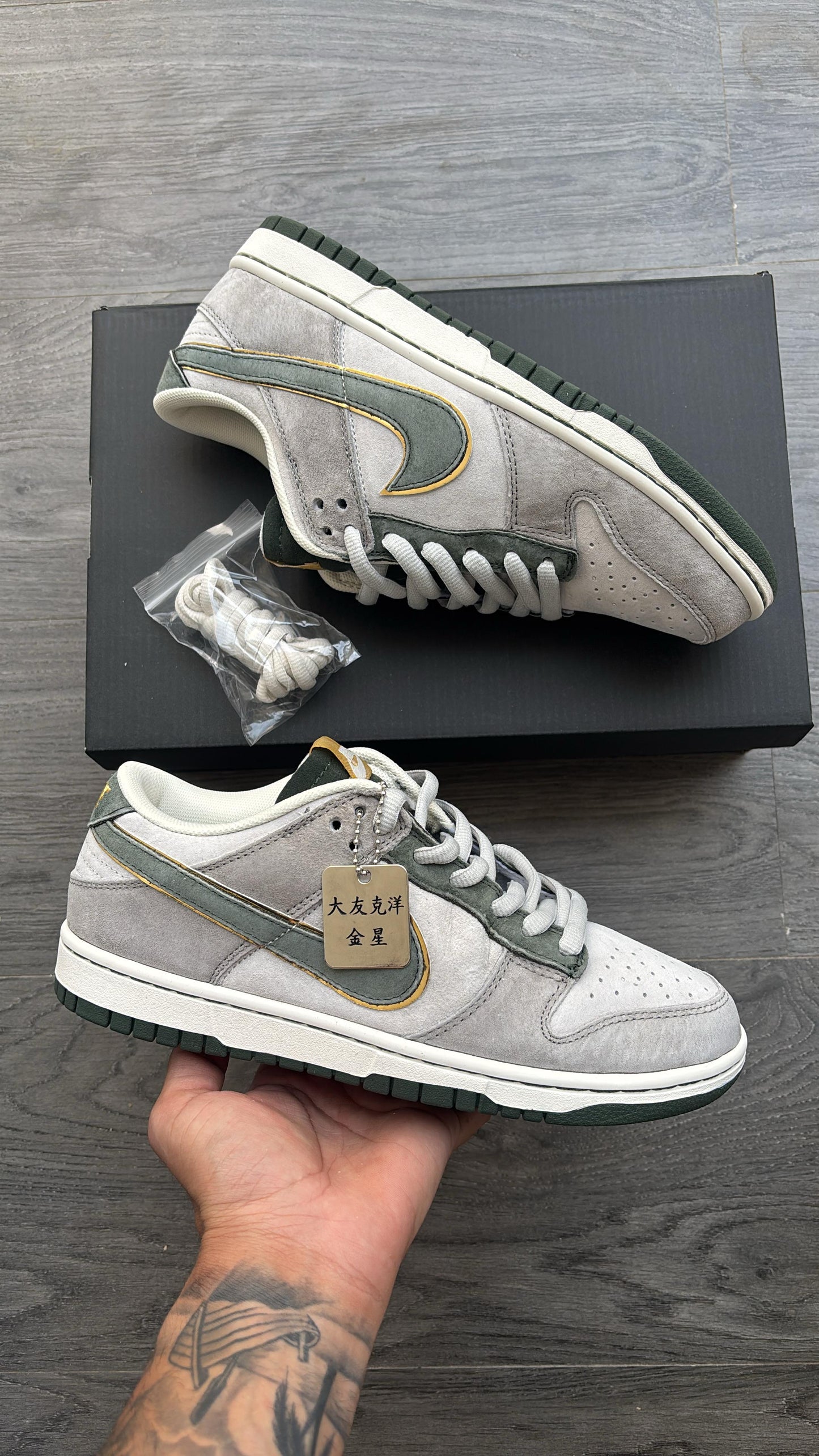 Nike sb dunk low grey green seude