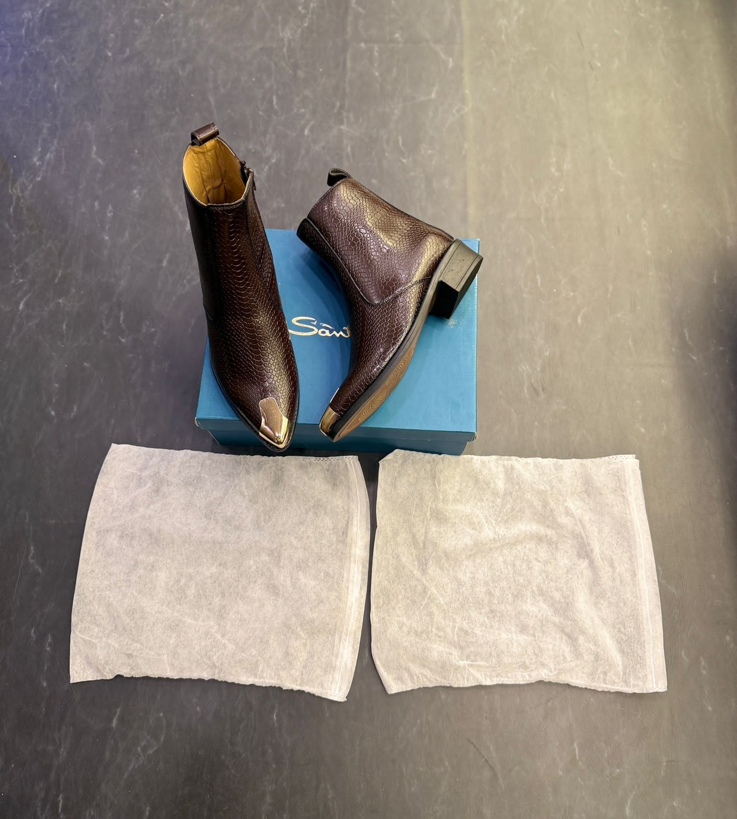 Chelsea metallic shoe