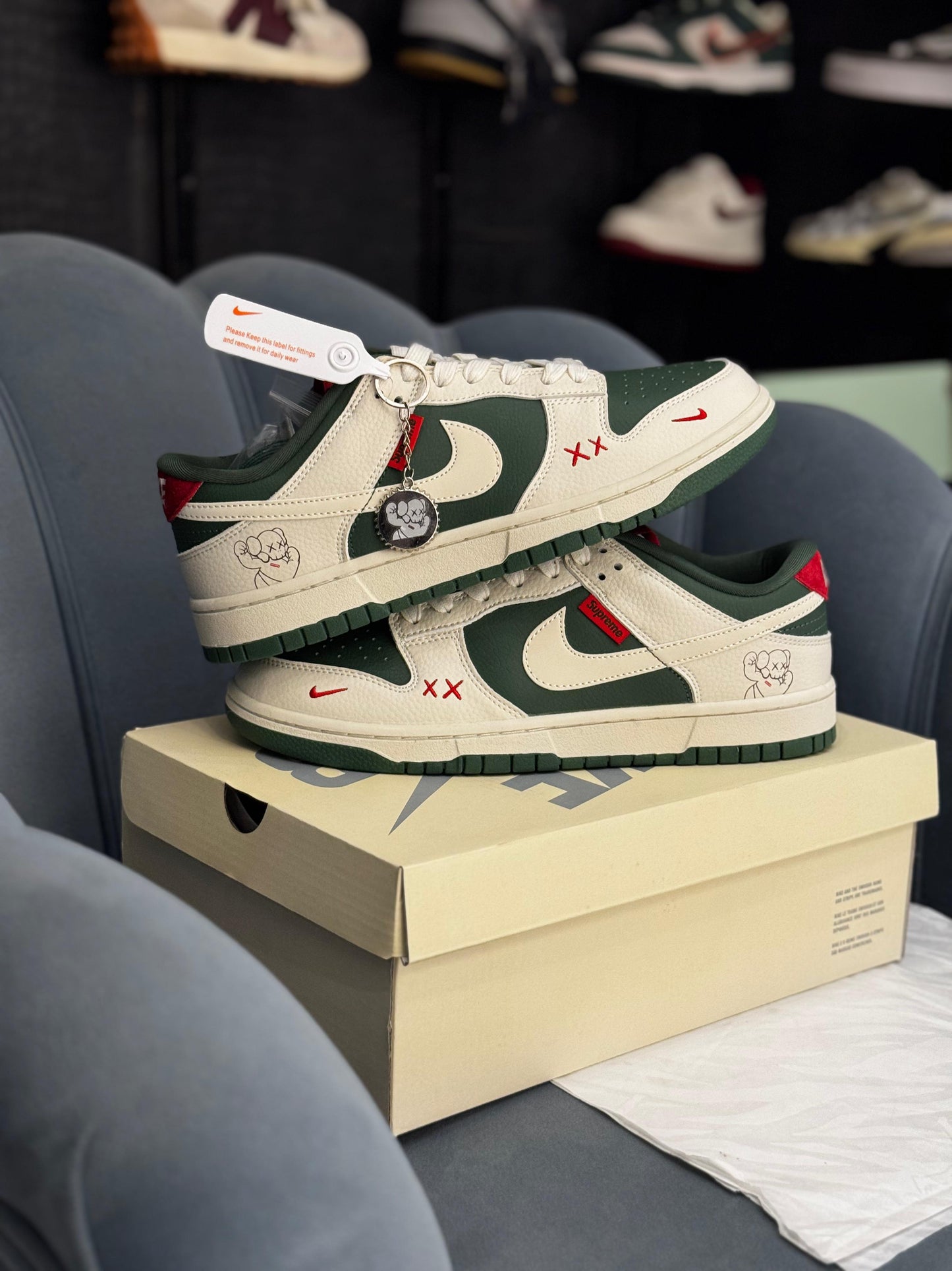 Nike sb dunk supreme x kaws