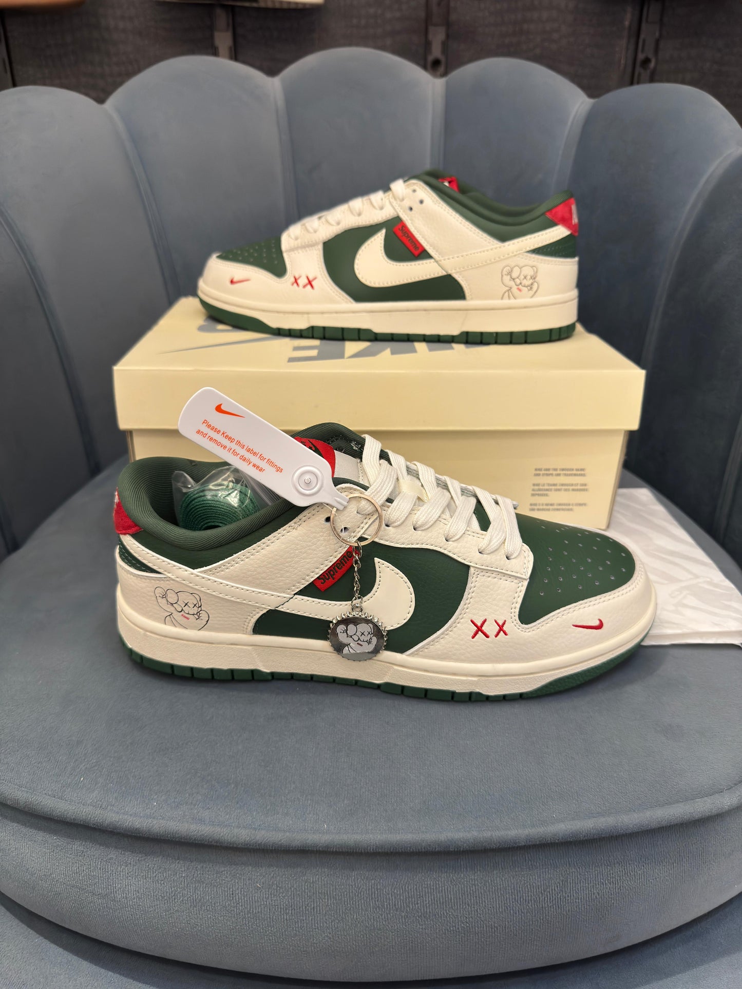 Nike sb dunk supreme x kaws