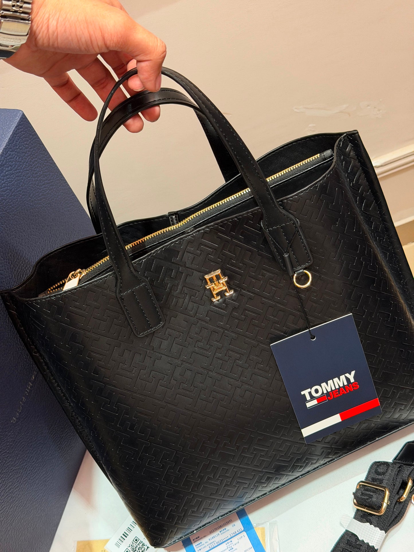 TOMMY HILFIGER