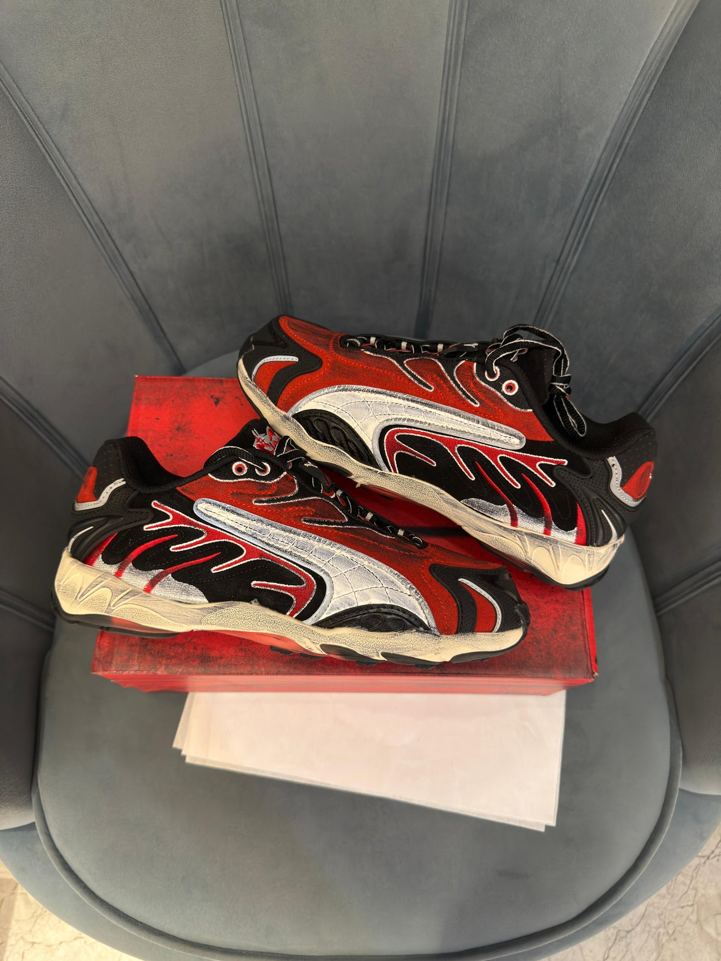 Puma inhale asap red white black