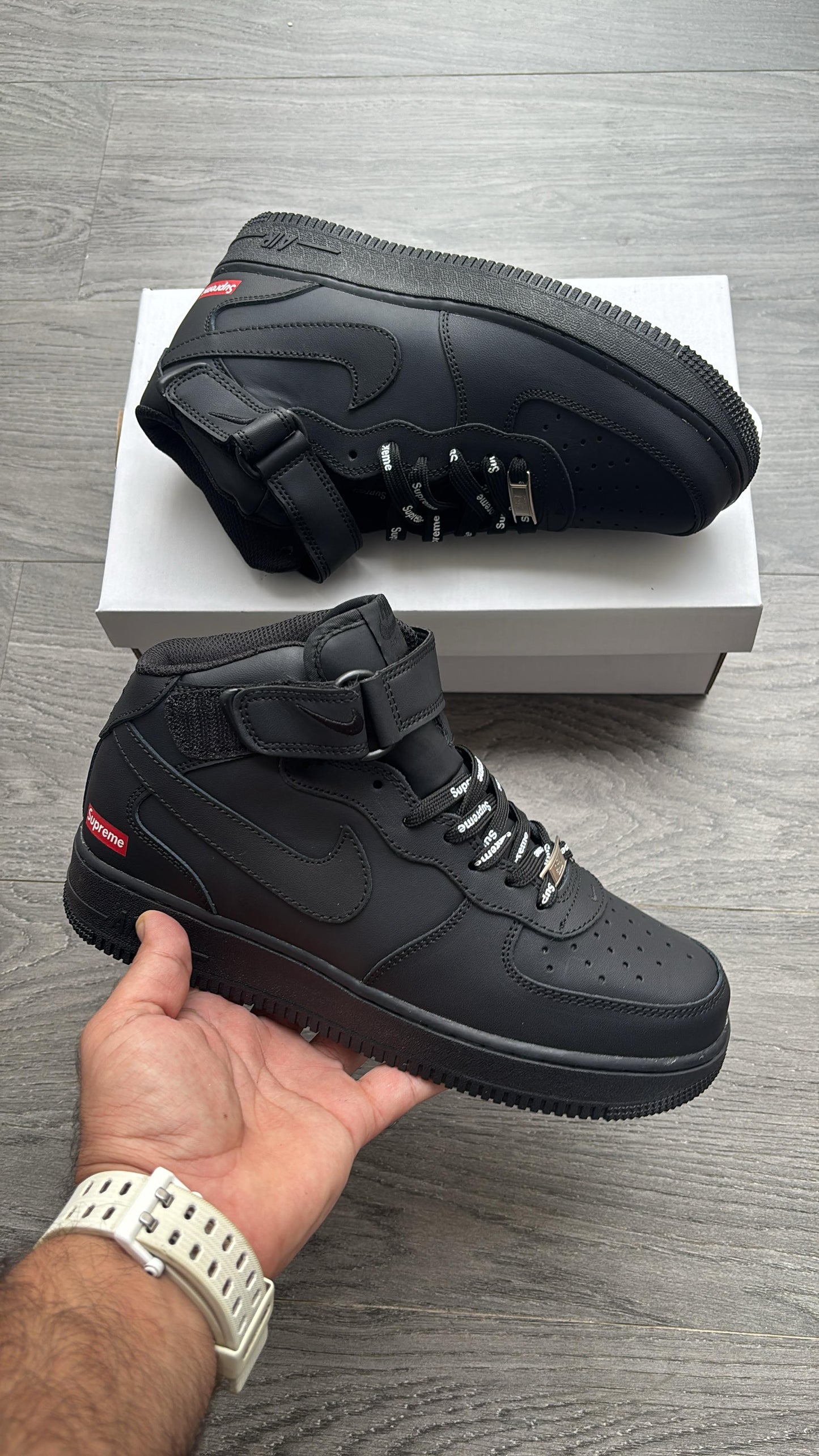 Nike airforce 1 mid black x supreme