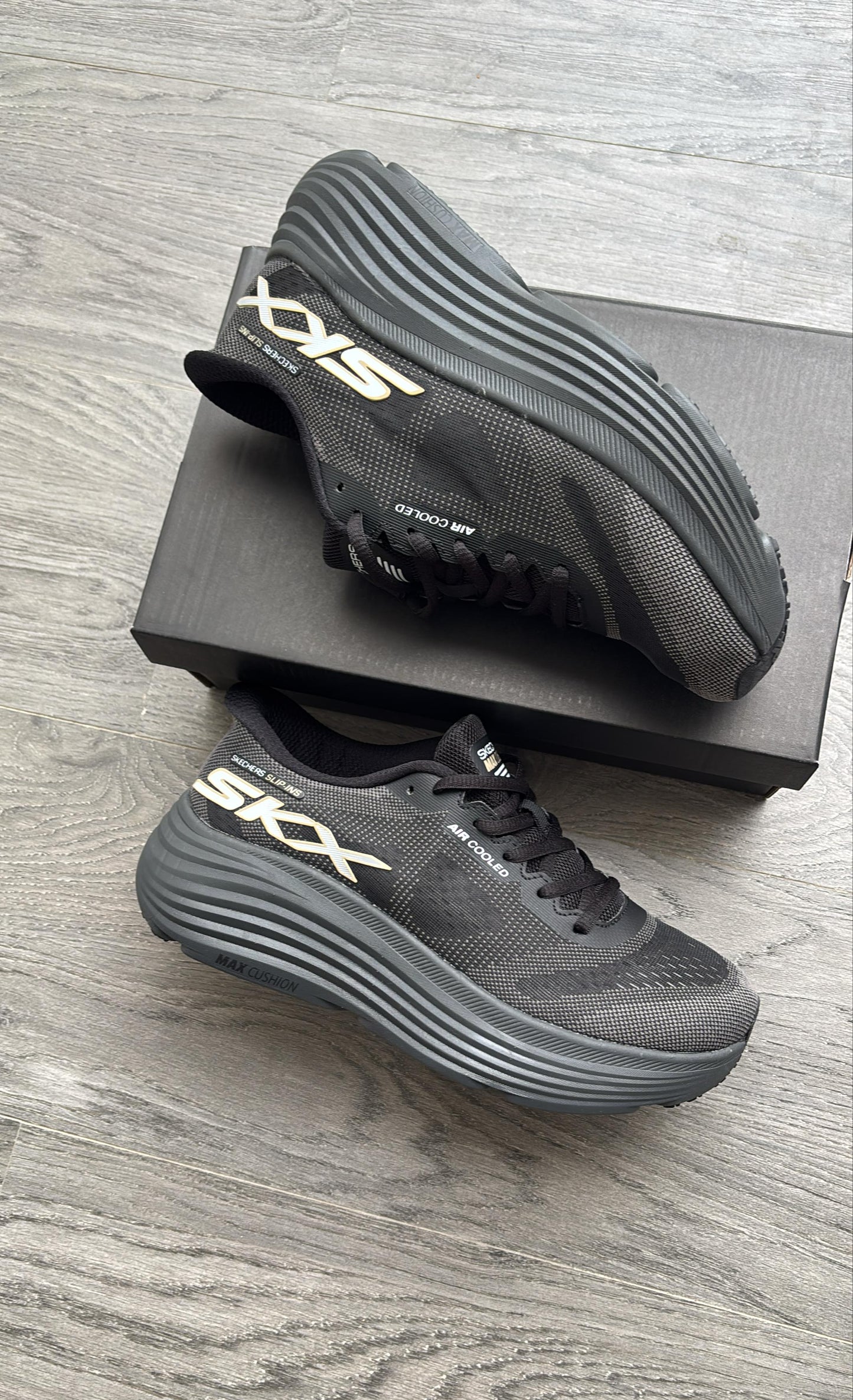 Skechers max cusion slip in