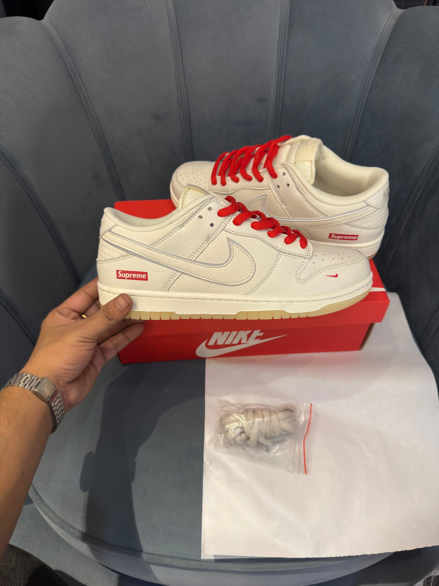 Nike sb dunk x supreme white red radium