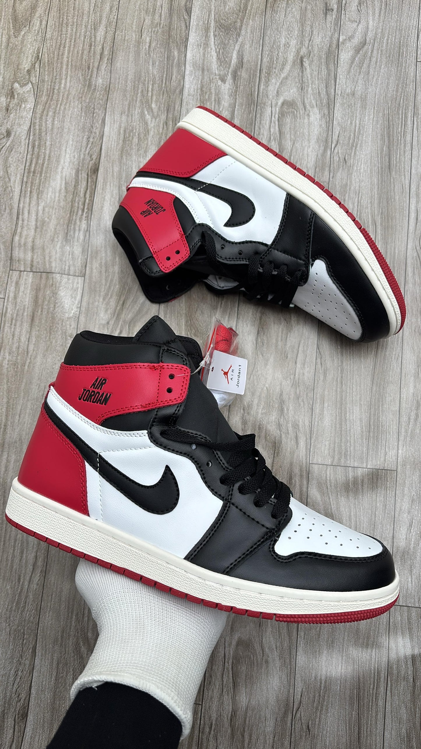Nike air jordan 1s retro high og black toe