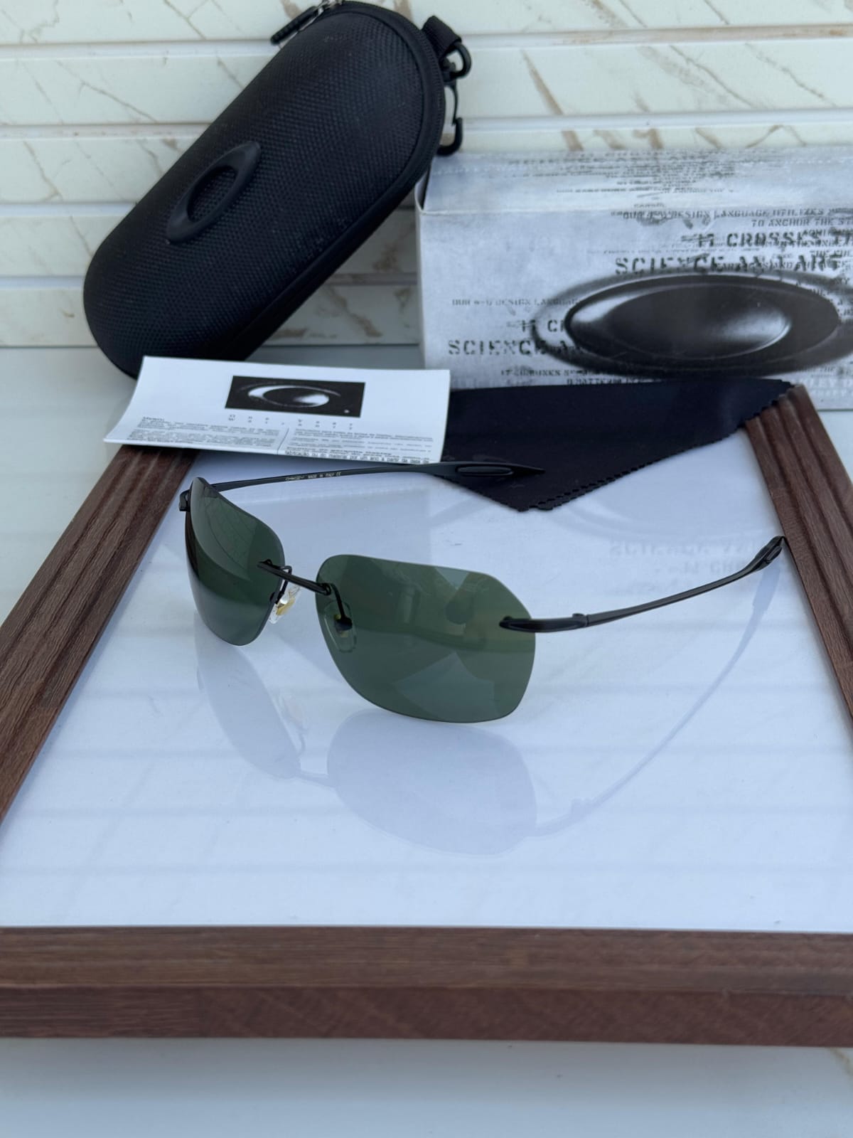 OAKLEY