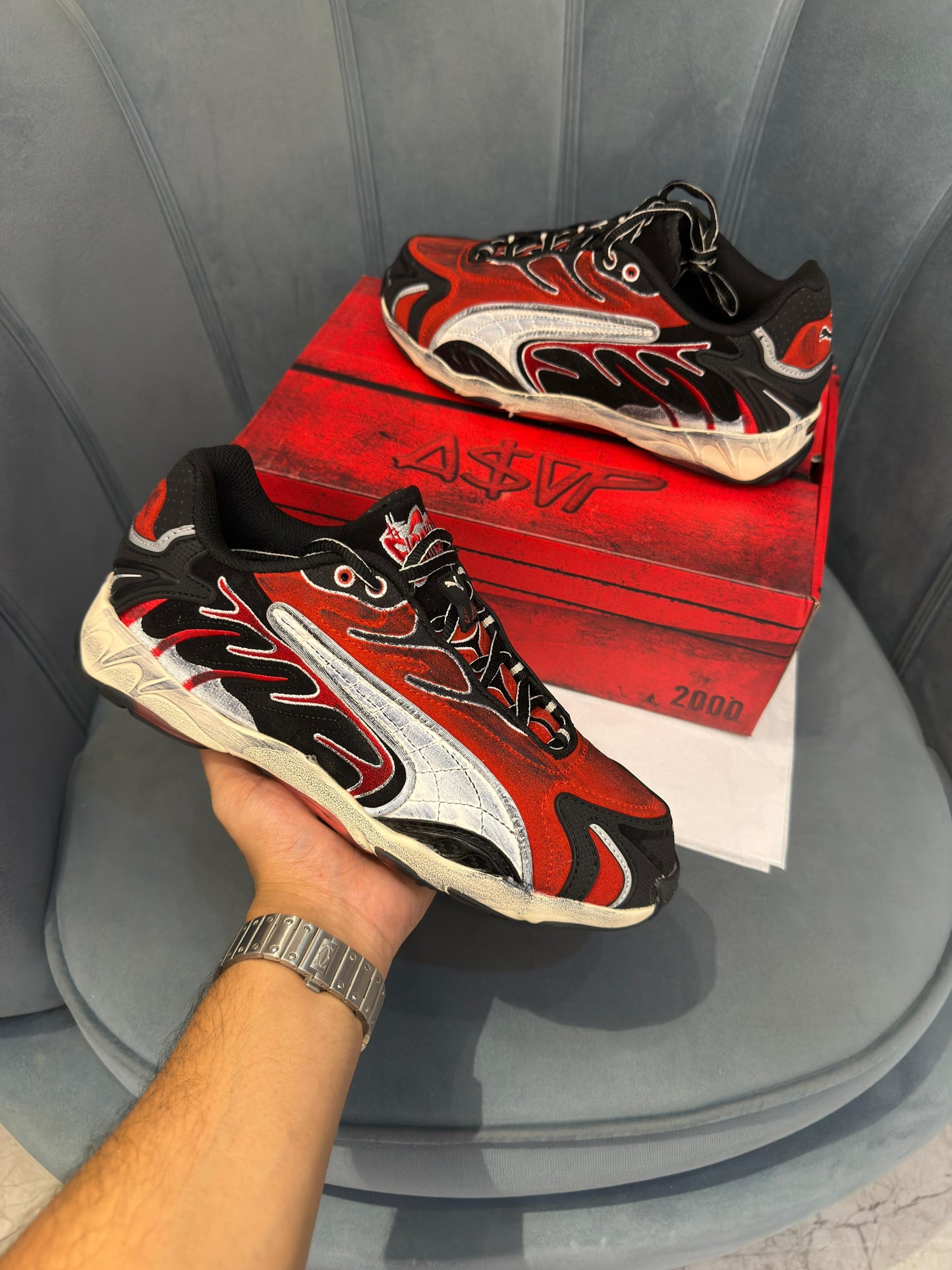 Puma inhale asap red white black