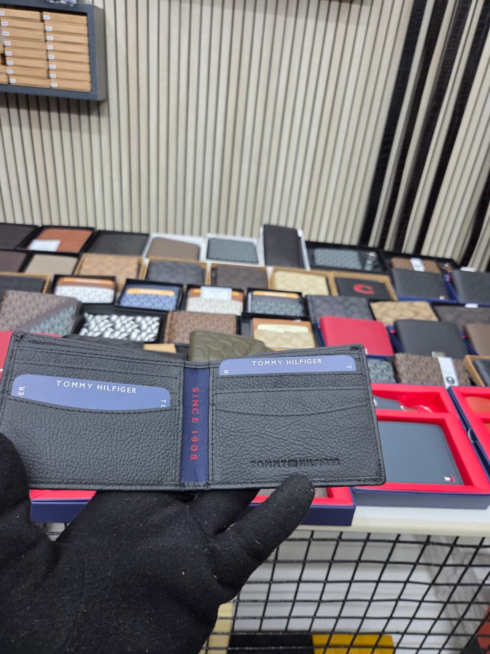 Tommy Hilfiger wallet + keychain combo