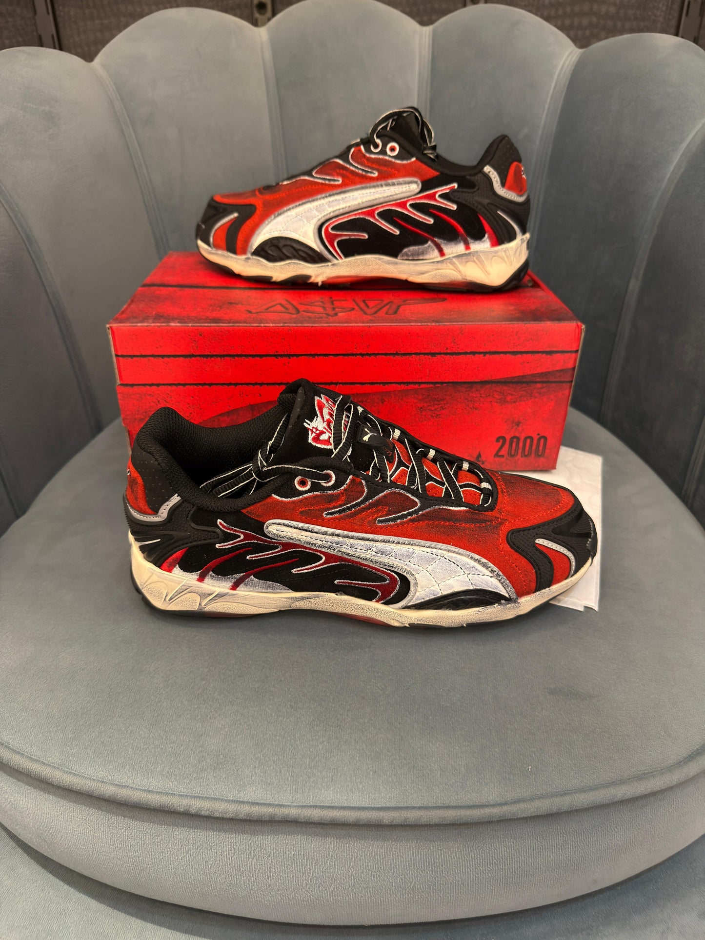 Puma inhale asap red white black