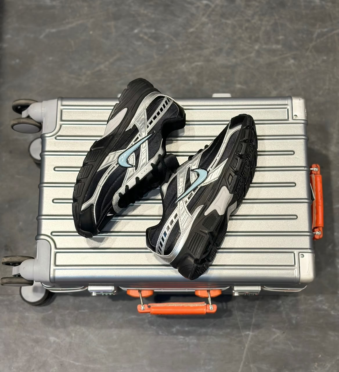 Nike airmax initiator black metallic
