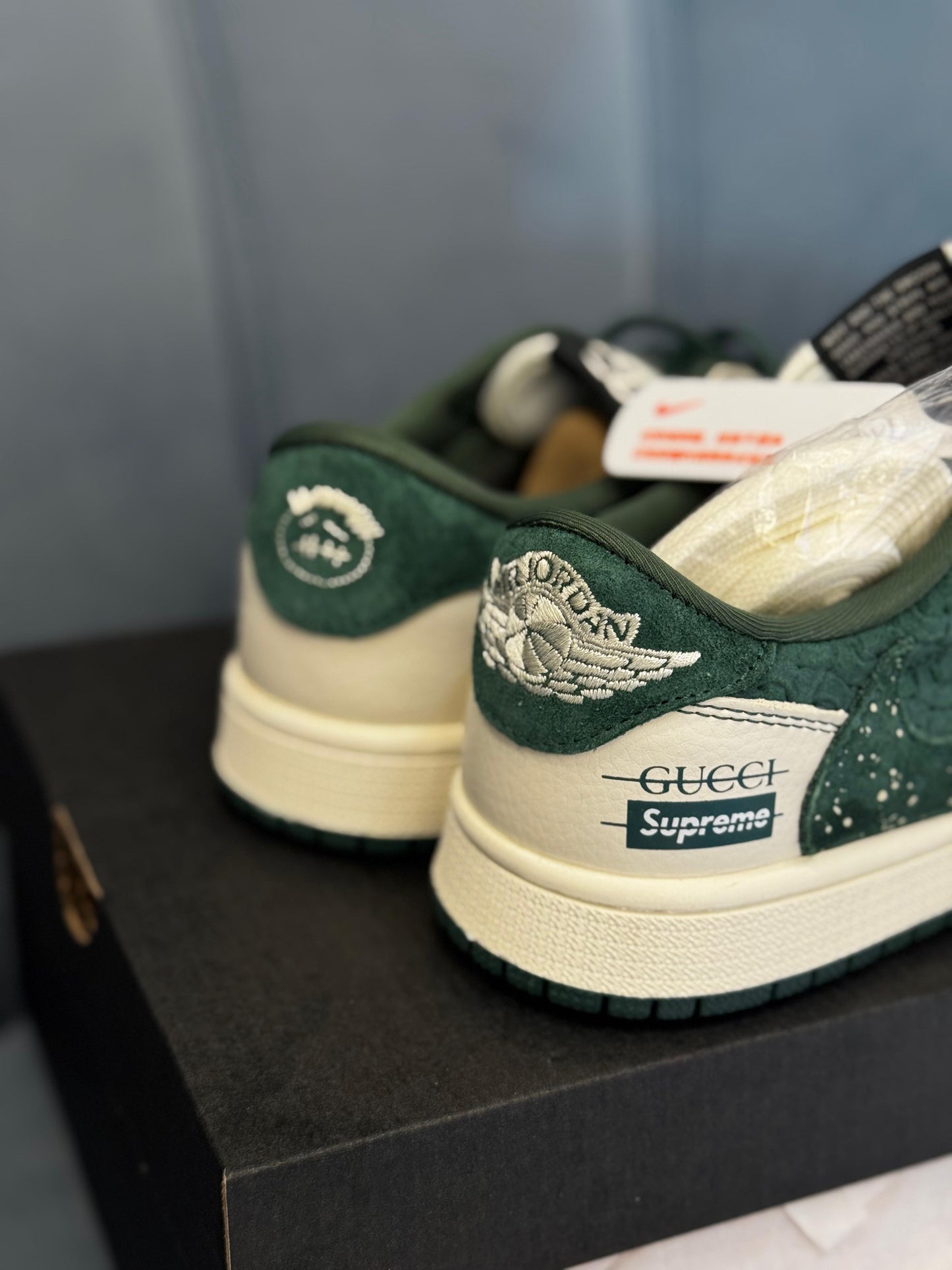 Nike air jordan retro 1 reverse supreme gucci