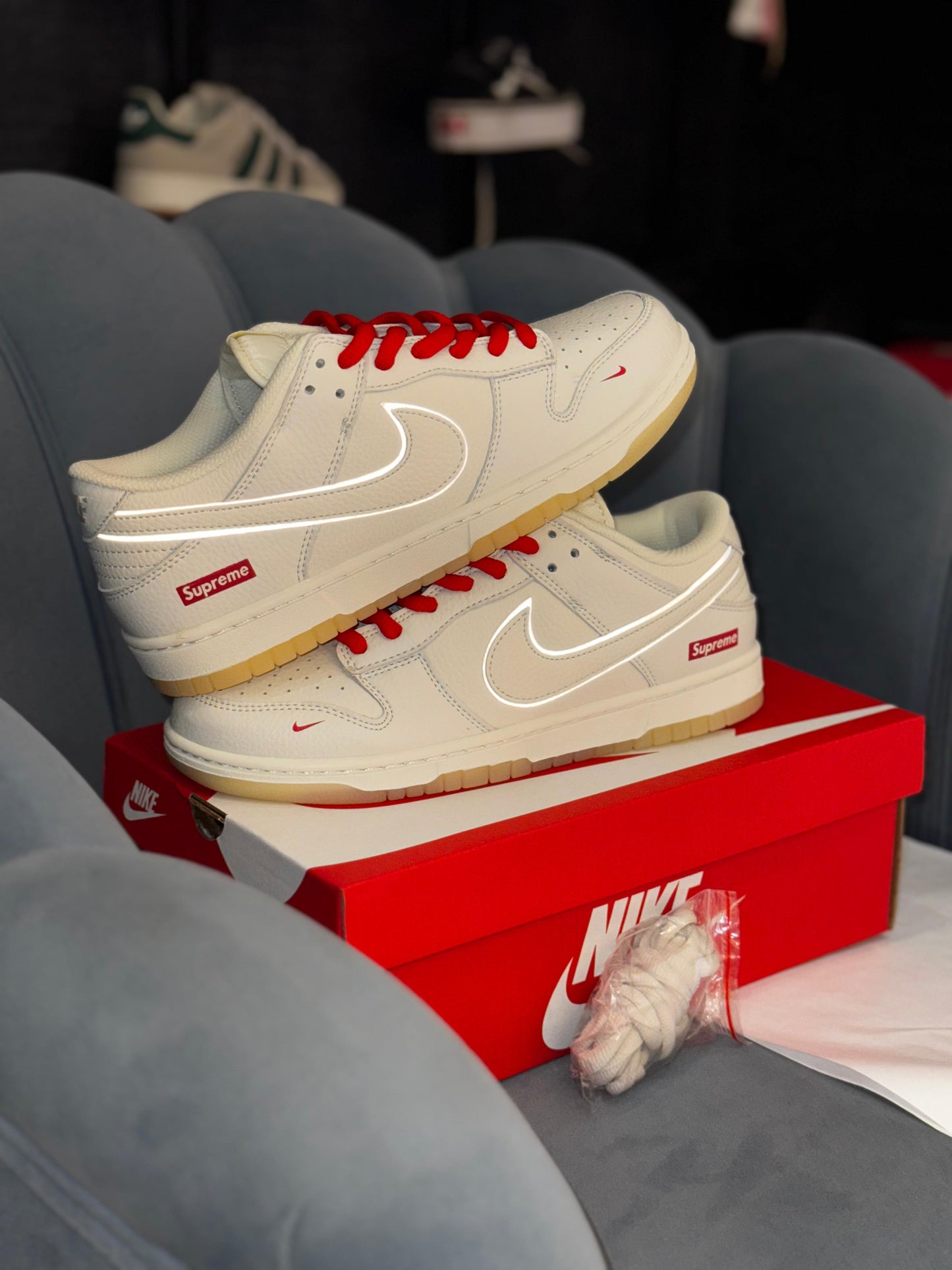 Nike sb dunk x supreme white red radium