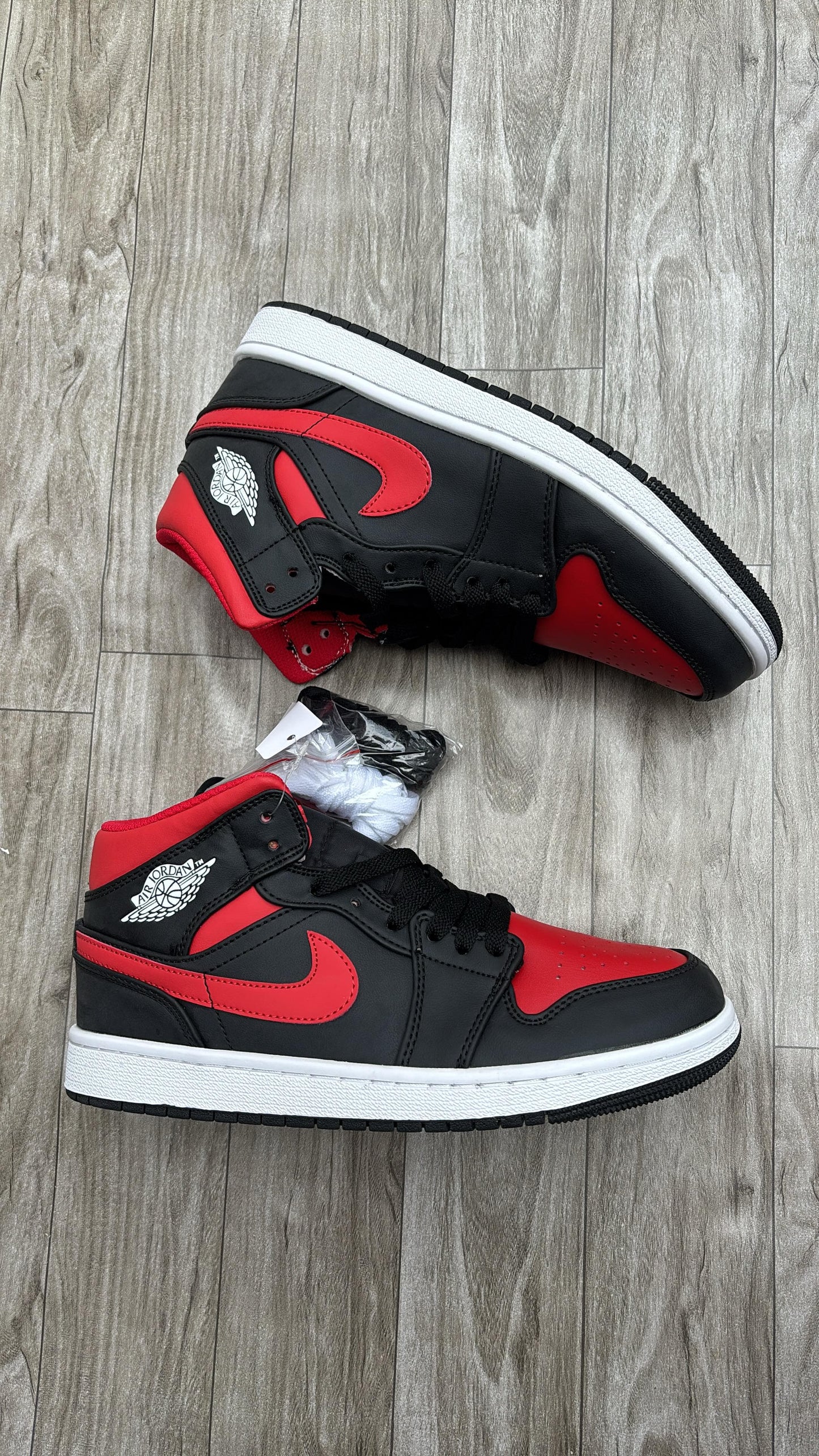 Nike air jordan 1s mid gs black varsity red summit