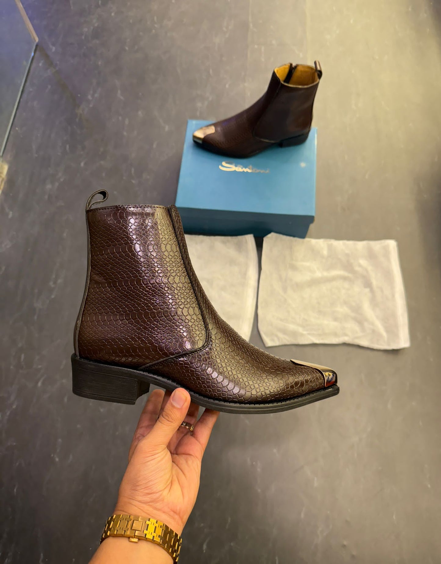 Chelsea metallic shoe