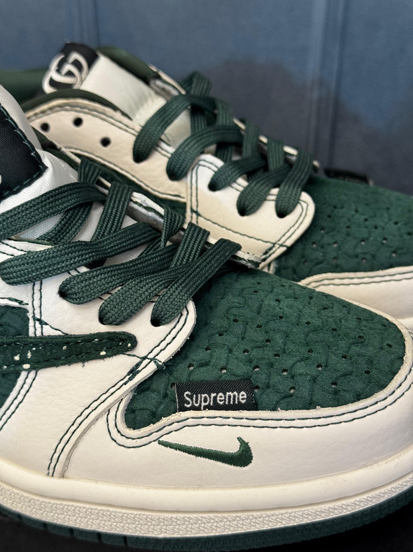 Nike air jordan retro 1 reverse supreme gucci