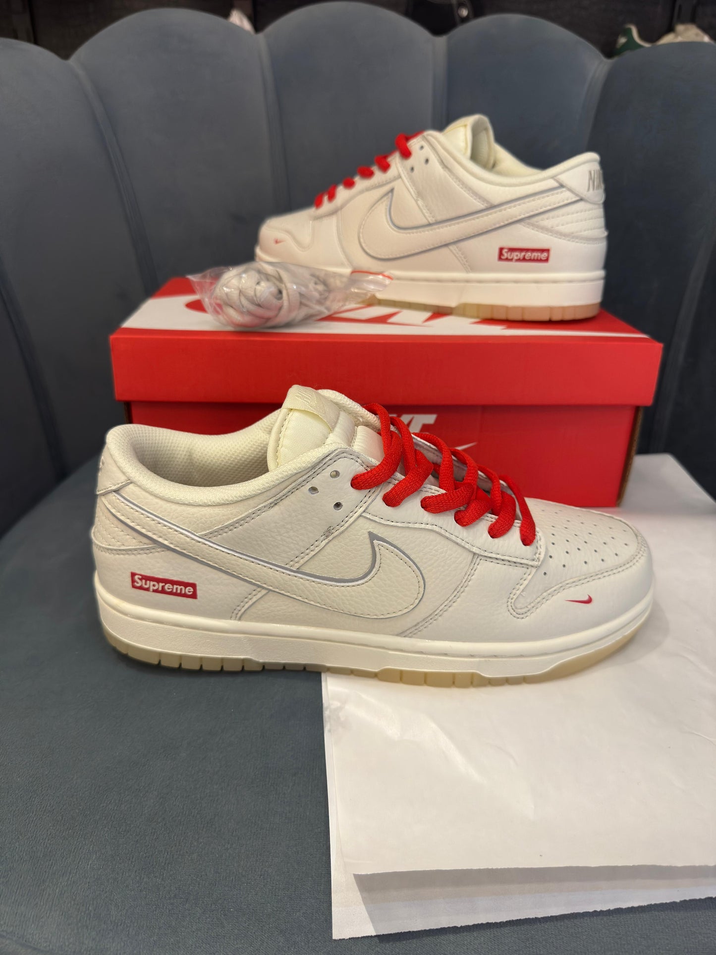 Nike sb dunk x supreme white red radium