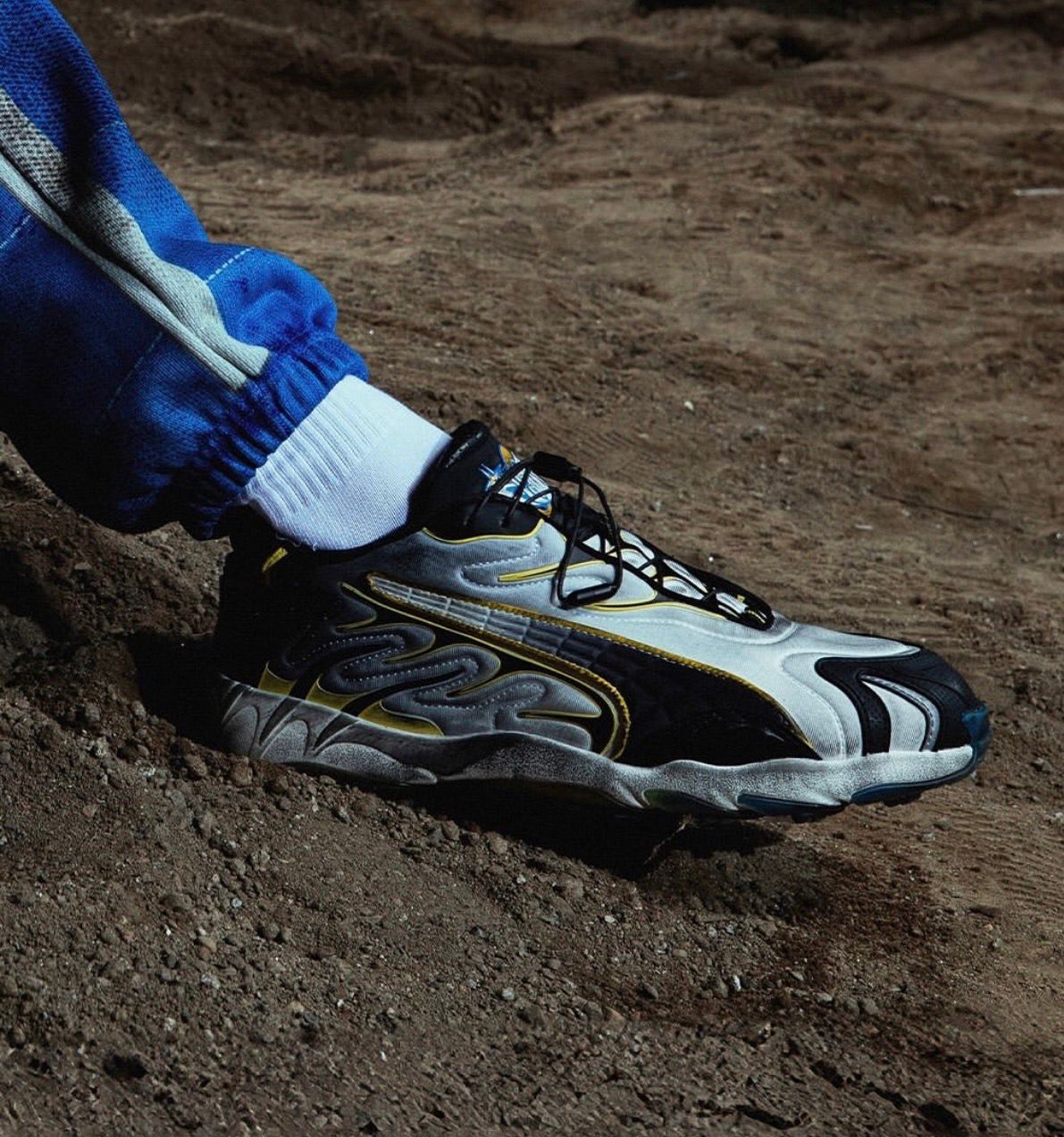 Puma inhale asap pale yellow