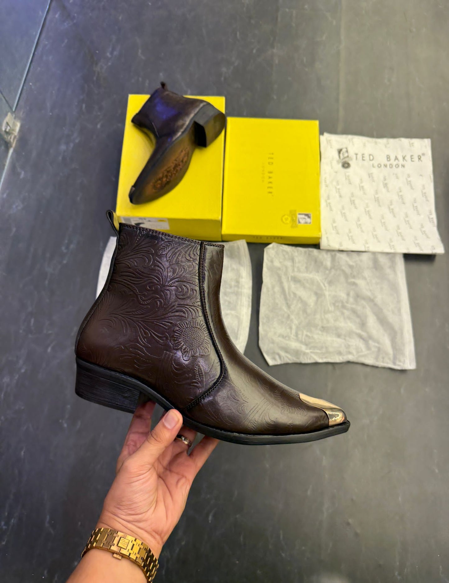 Chelsea metallic shoe