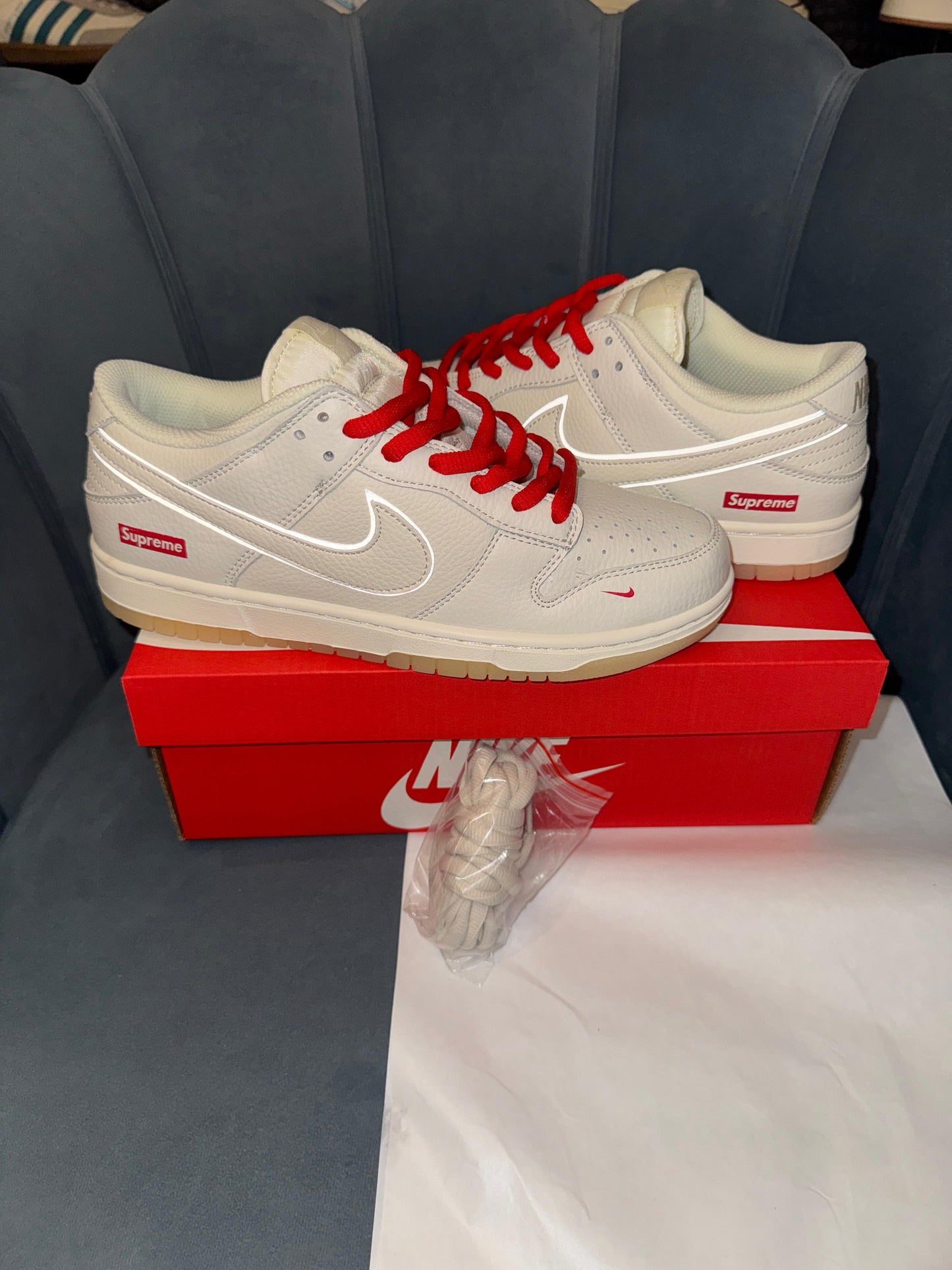 Nike sb dunk x supreme white red radium