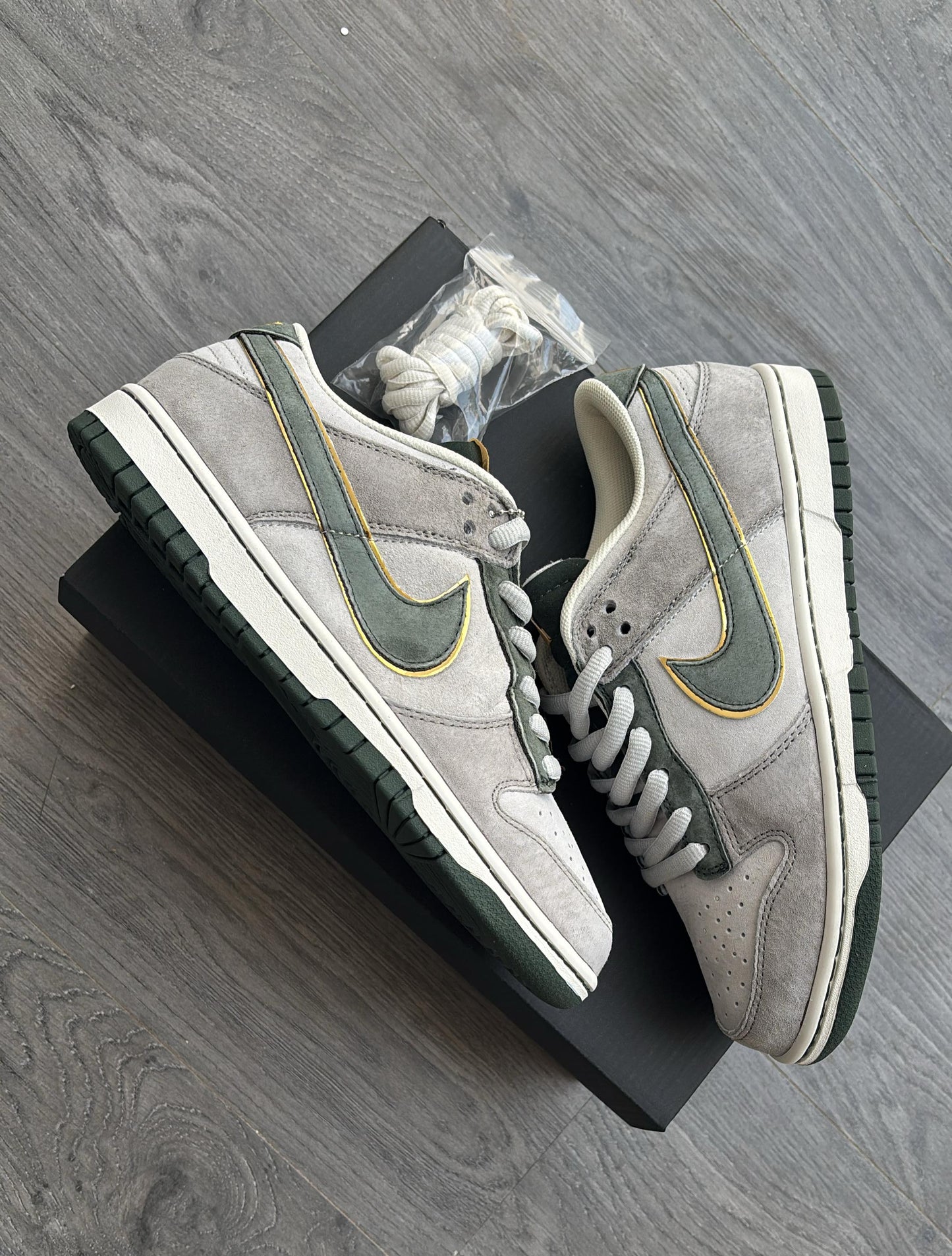 Nike sb dunk low grey green seude