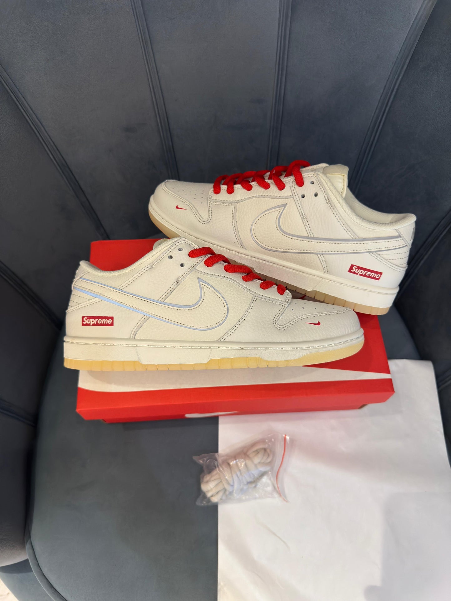 Nike sb dunk x supreme white red radium