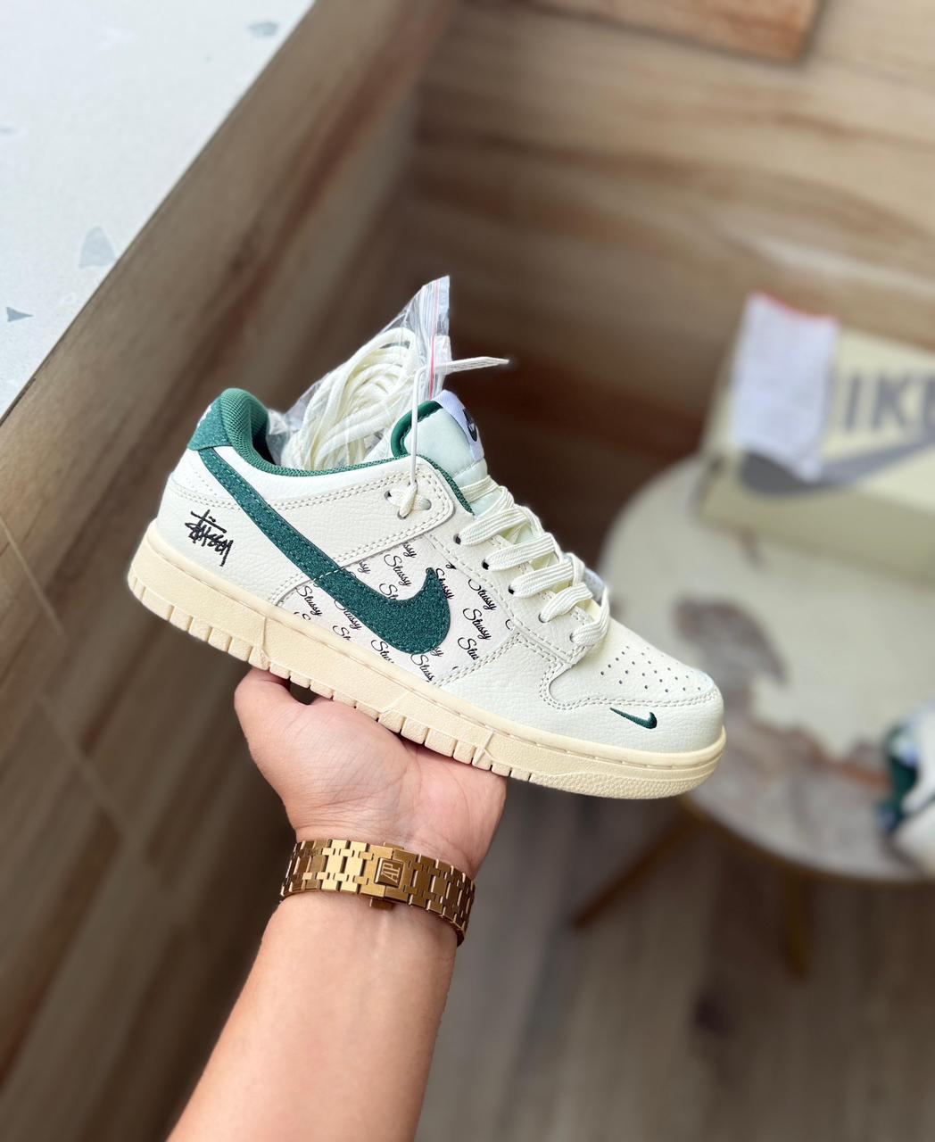 Nike sb dunk stussy white green 2025