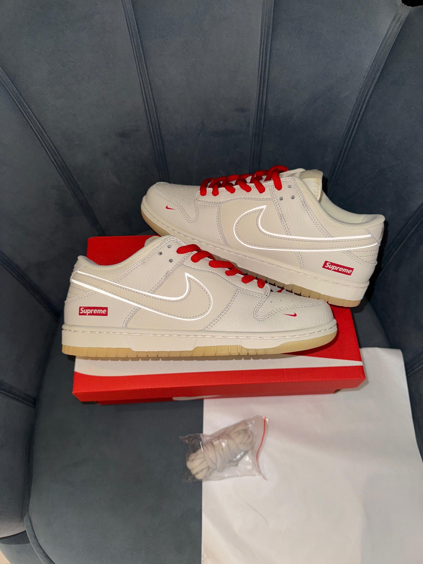 Nike sb dunk x supreme white red radium